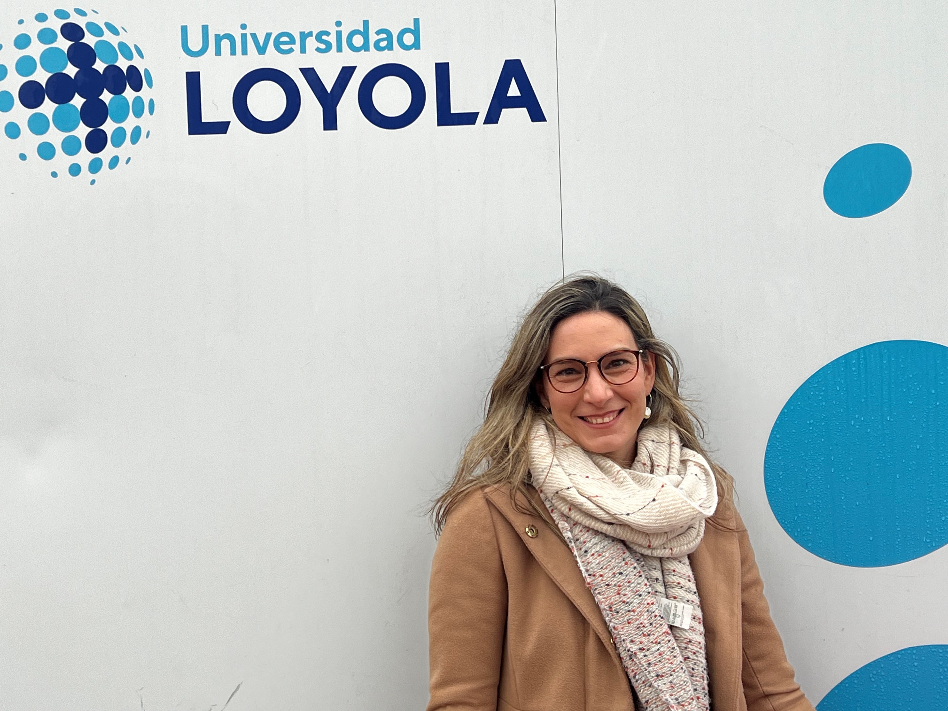 Érika Beltrán a la entrada de la Fundación Universidad Loyola en Dos Hermanas (Sevilla)