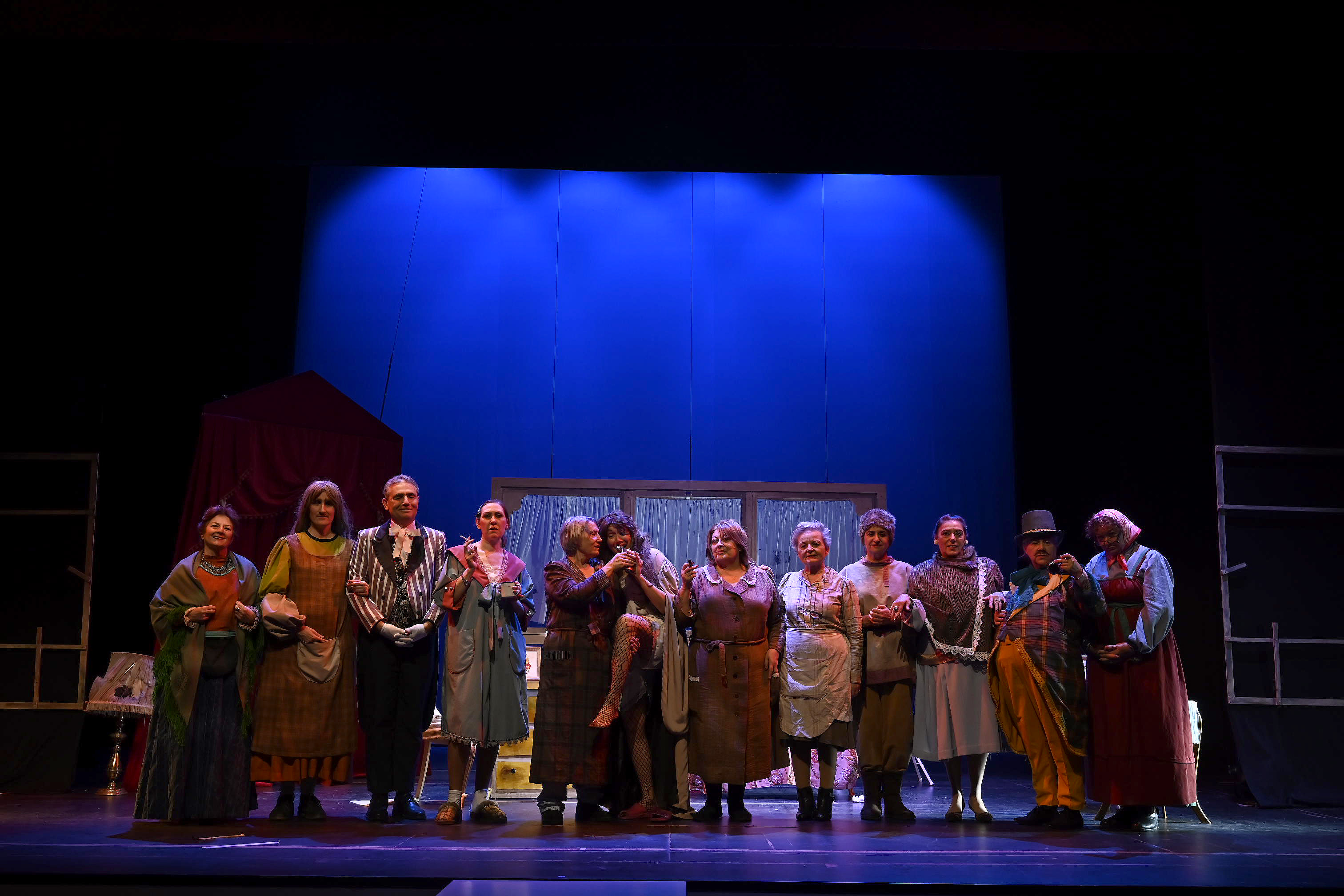 Elenco de Jacaranda11 tras el estreno en el Teatro Municipal de Armilla