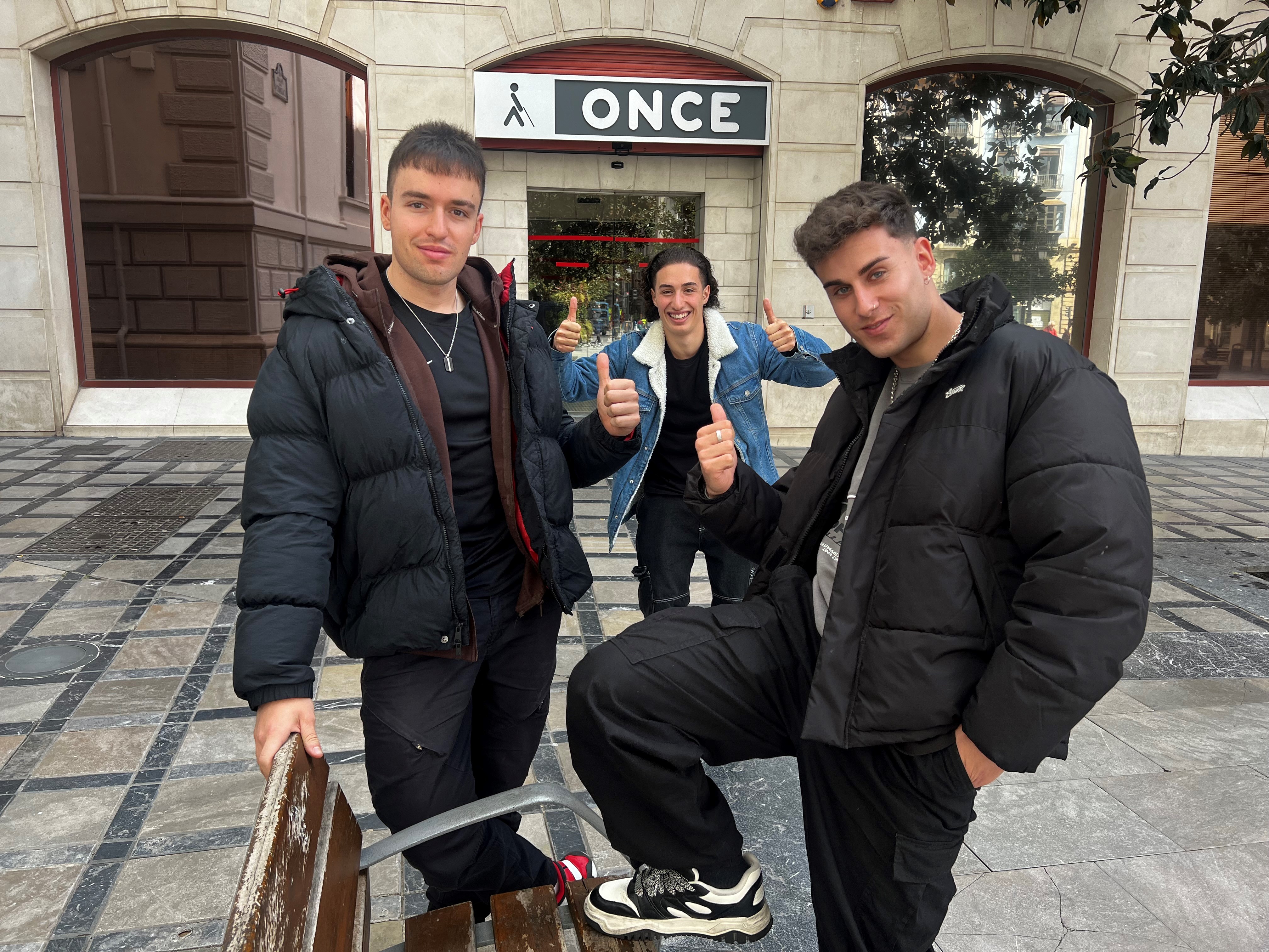 Los tres jóvenes a la entrada de la sede de la ONCE de Granada