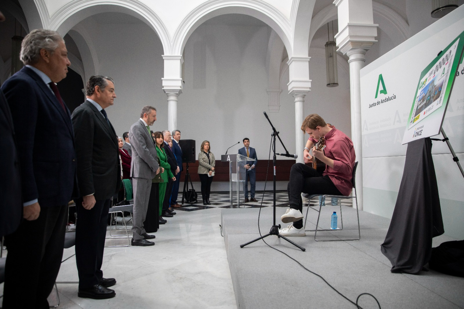 Interpretación del Himno de Andalucía con todos los participantes de pie
