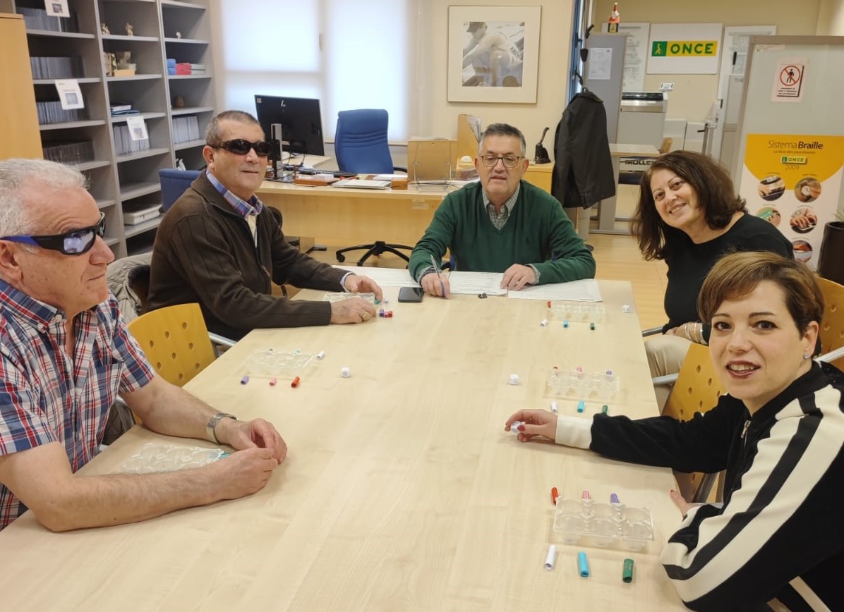 Foto de los participantes en el concurso de braille en la ONCE de Jaén+