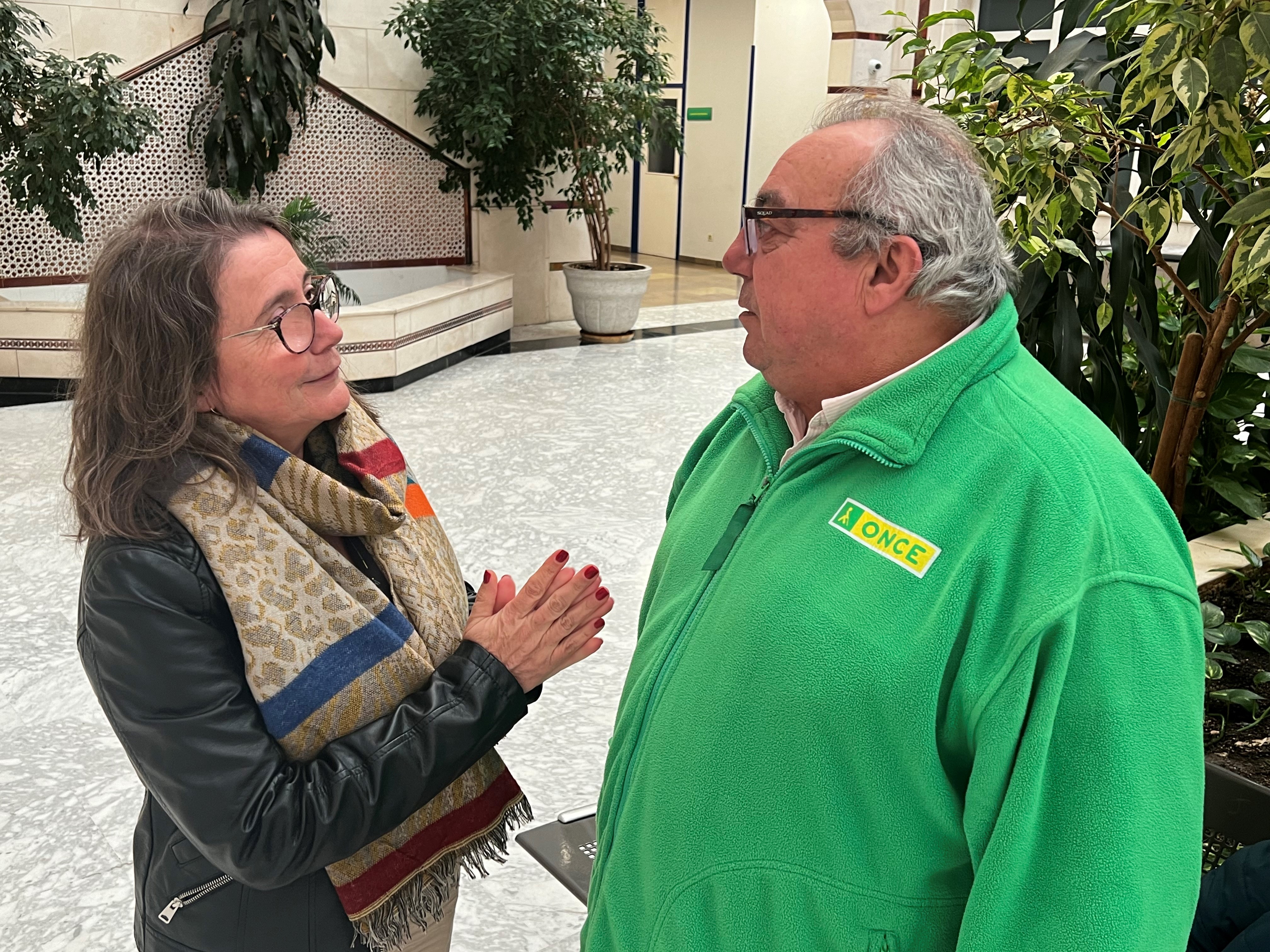 Paco conversa con la trabajadora social Manoli Jiménez en el patio de la Delegación Territorial