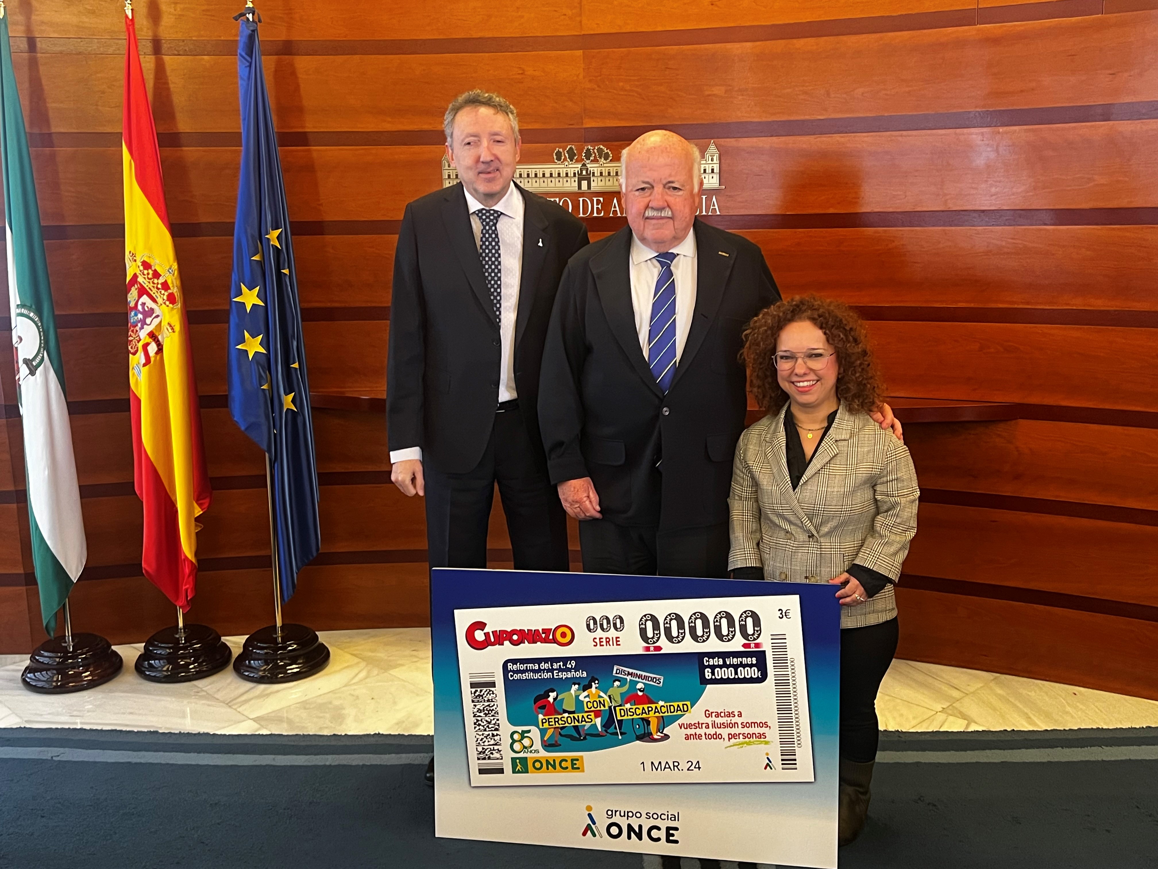 El delegado de la ONCE, el presidente del Parlamento de Andalucía y la presidenta del CERMI-A