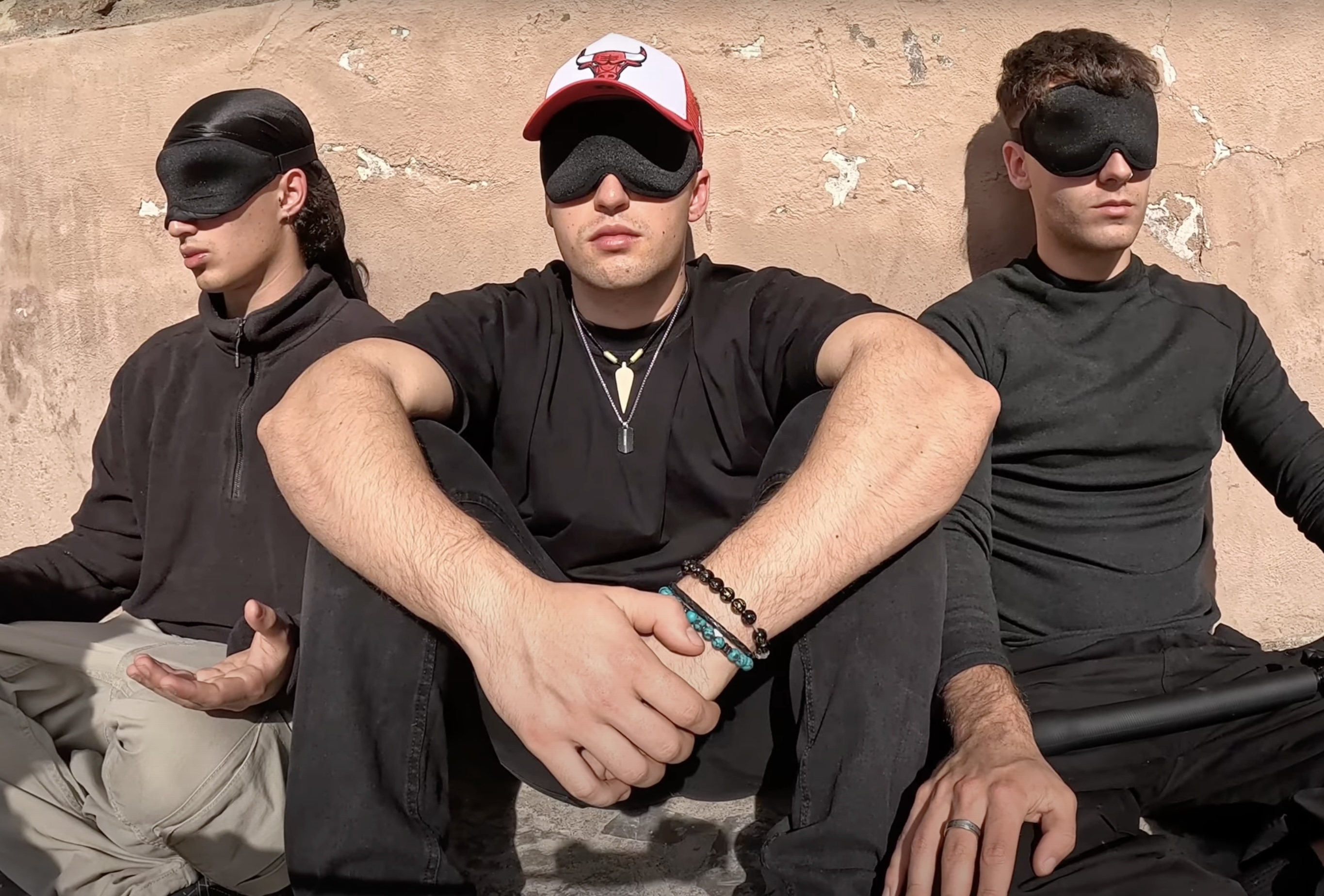 Julio, Pablo y Luis, con los antifaces puestos, durante la grabación del documental 'Cinco días ciegos'