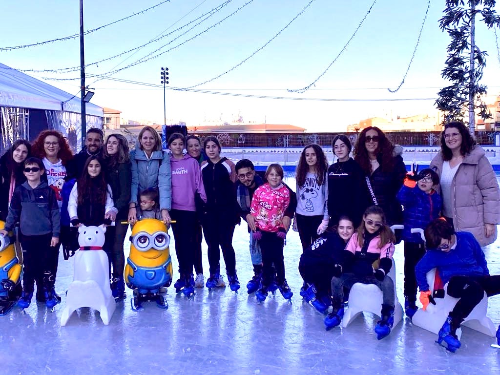 Foto de familia en una pista de hielo en Jaén
