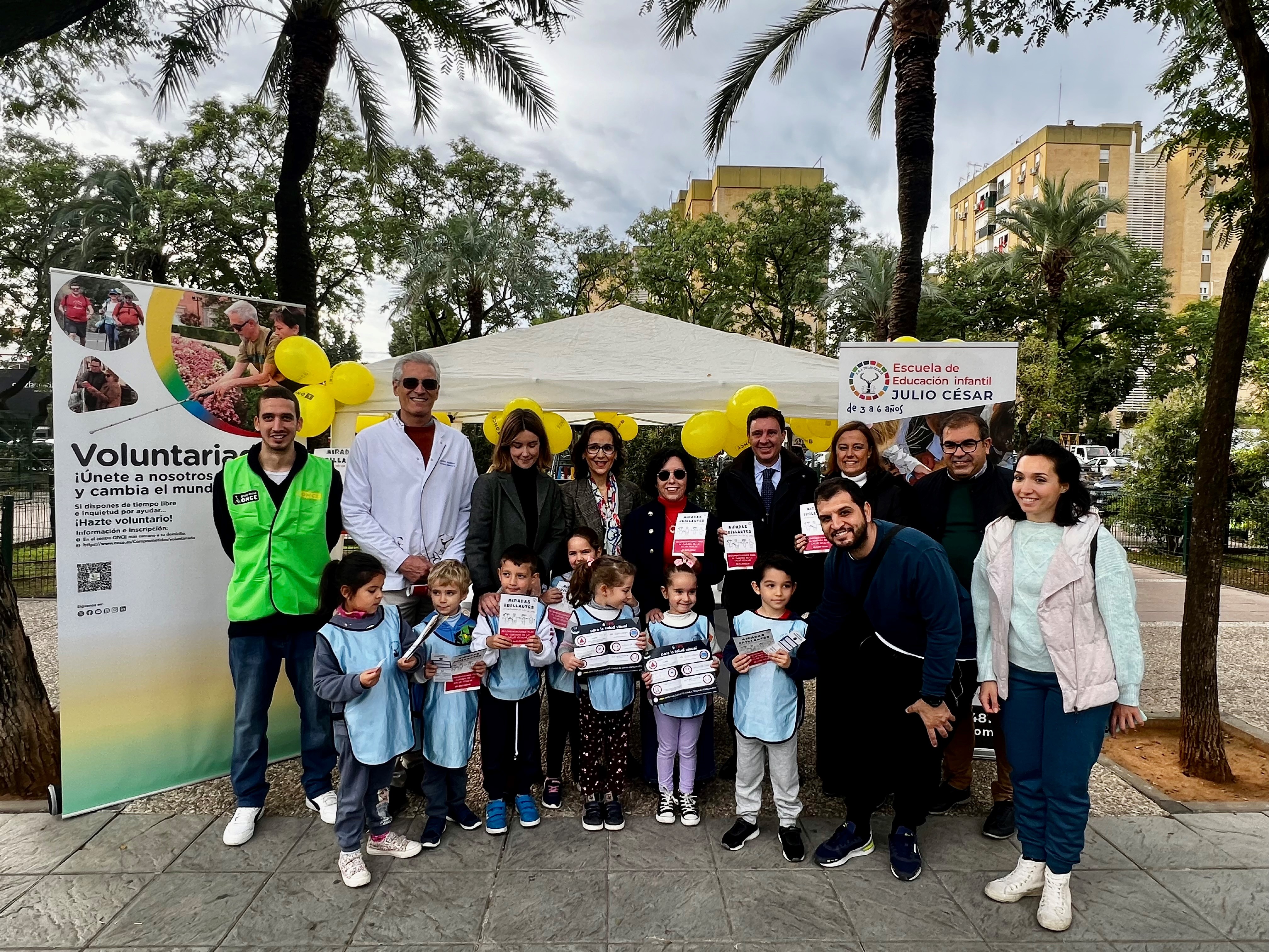 Foto de familia de los participantes en la actividad Otro punto de vista en Sevilla