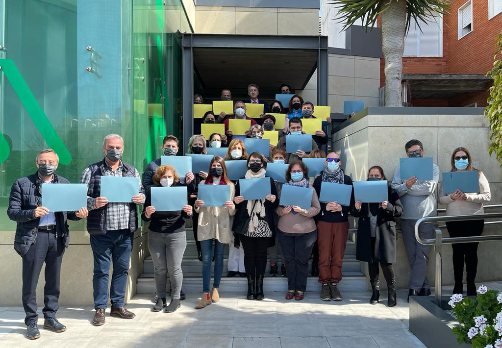 Concentración a favor de Ucrania, contra la guerra, en la sede de la ONCE de Cádiz