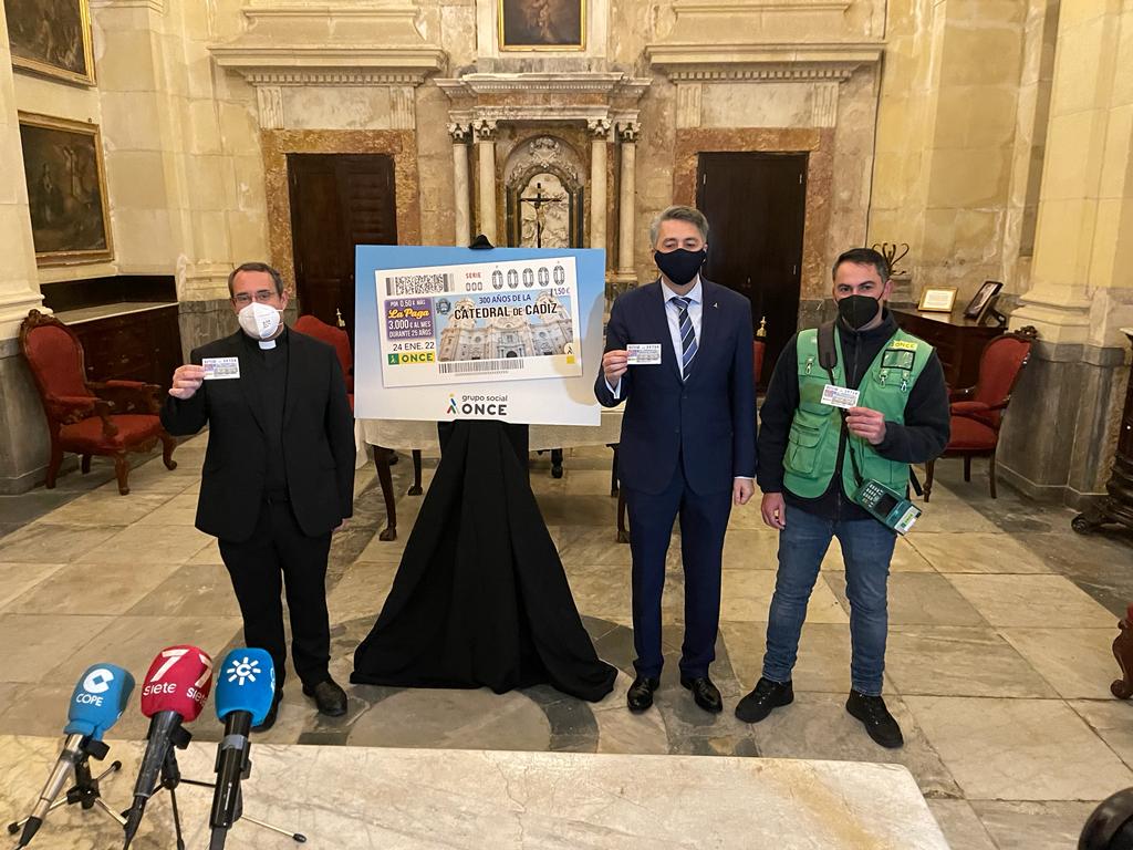 Posado gráfico con el cupón de la catedral del deán, el director de la ONCE y el vendedor Ismael Mante