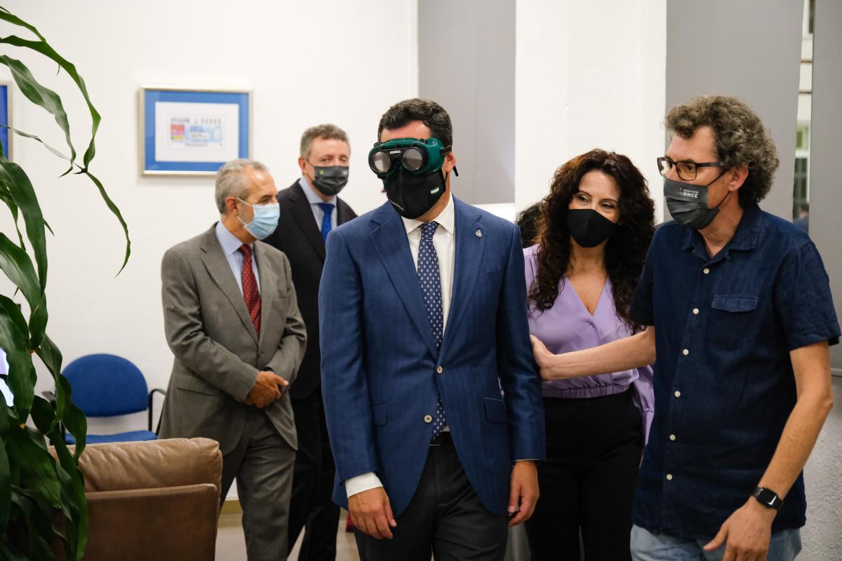 Moreno inicia la visita a la Casa Inteligente con las gafas de simulación
