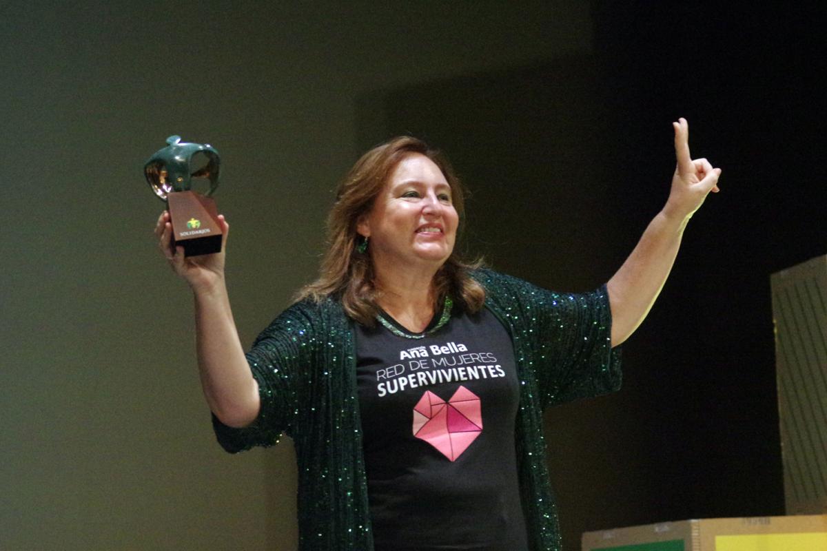 La activista sevillana Ana Bella Estévez recibe el premio Solidarios 2021 en la categoría de Persona