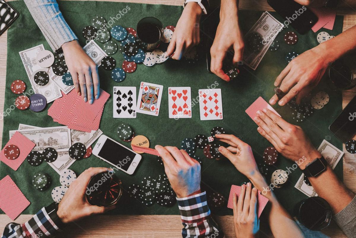 Grupo de personas jugando a las cartas
