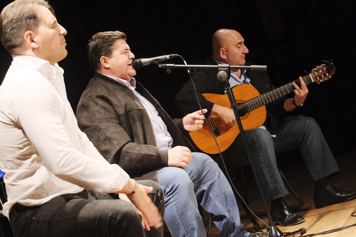 Entre sevillanas y fandangos, El Mani cautivó al público del Concurso Musical de la ONCE