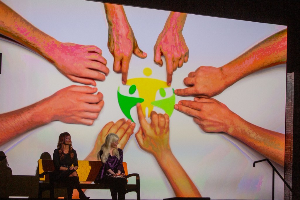 Las manos conforman la imagen de los Premios Solidarios