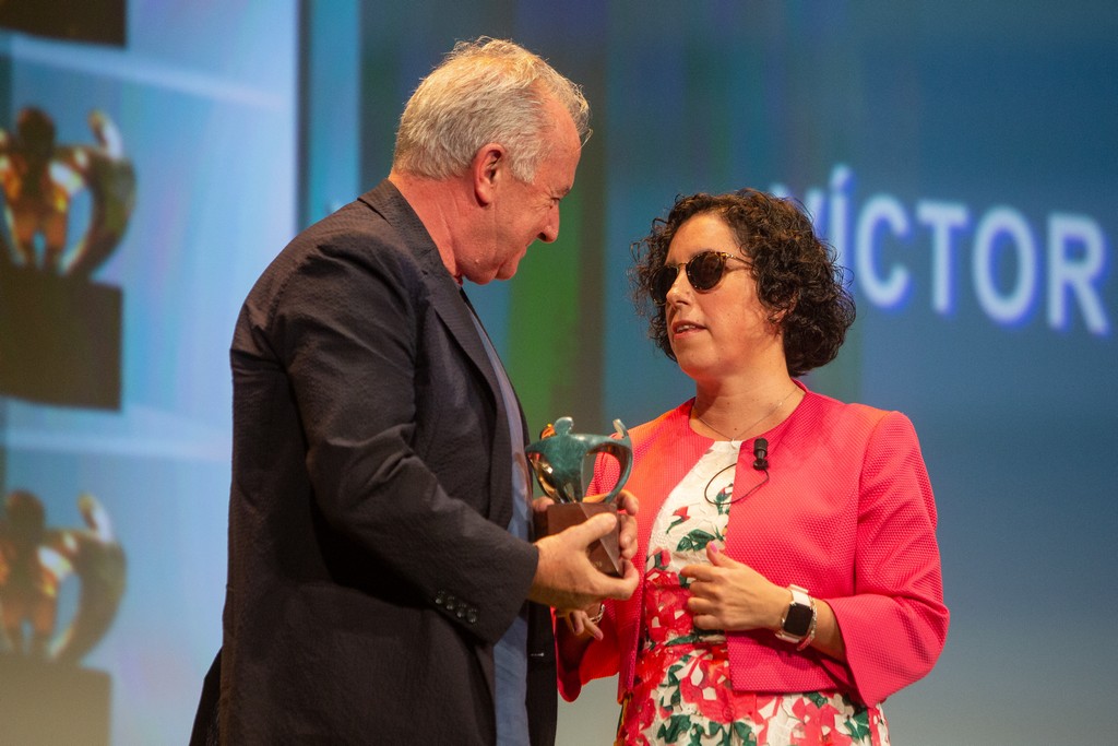 El cantante Víctor Manuel recibe el Premio Solidarios ONCE 2019 en la categoría de Persona de manos de la presidenta del Consejo Territorial
