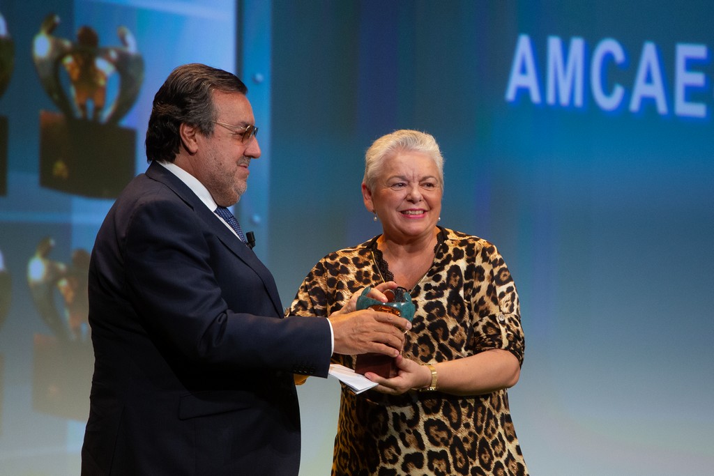 Miguel Carballeda enterga el premio a Pilar Gómez, presidenta de AMCAE en la categoría de Empresa