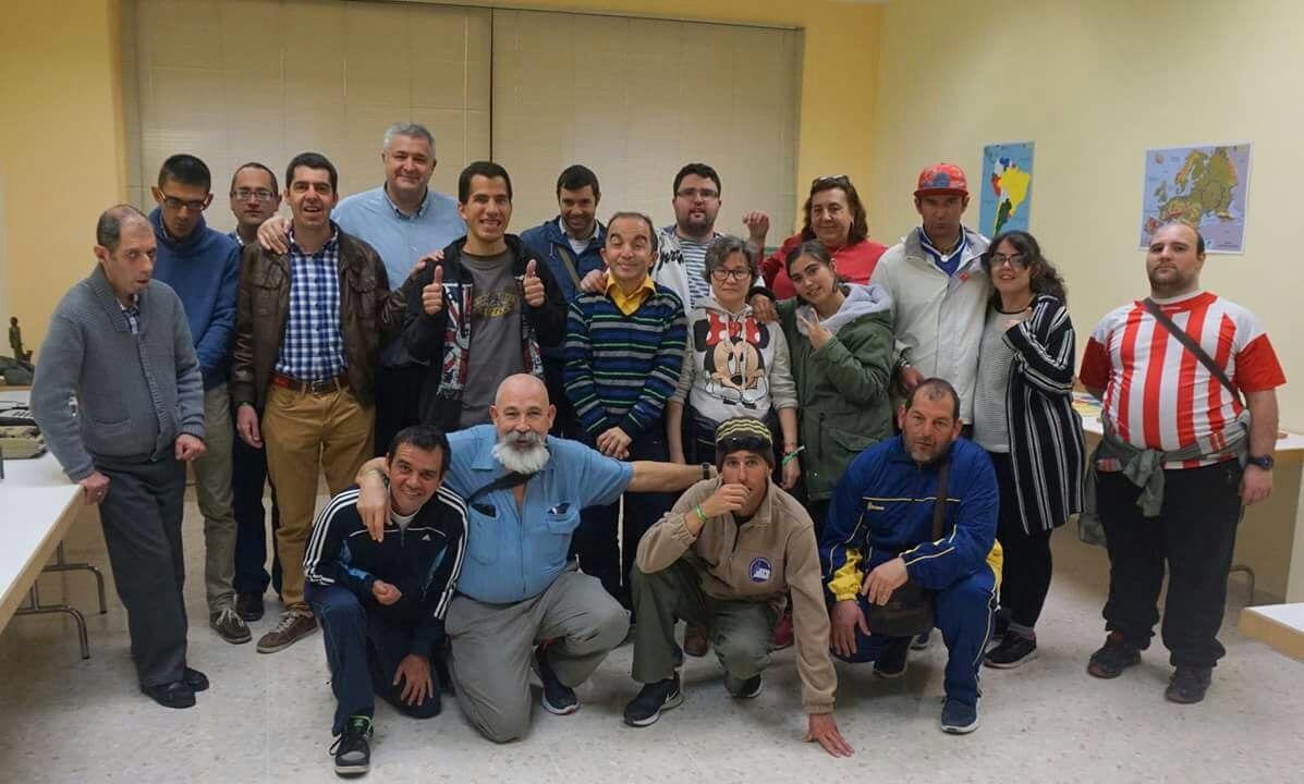 Un grupo de usuarios de APADIS de la Bahía de Algeciras visitaron la sede de la ONCE