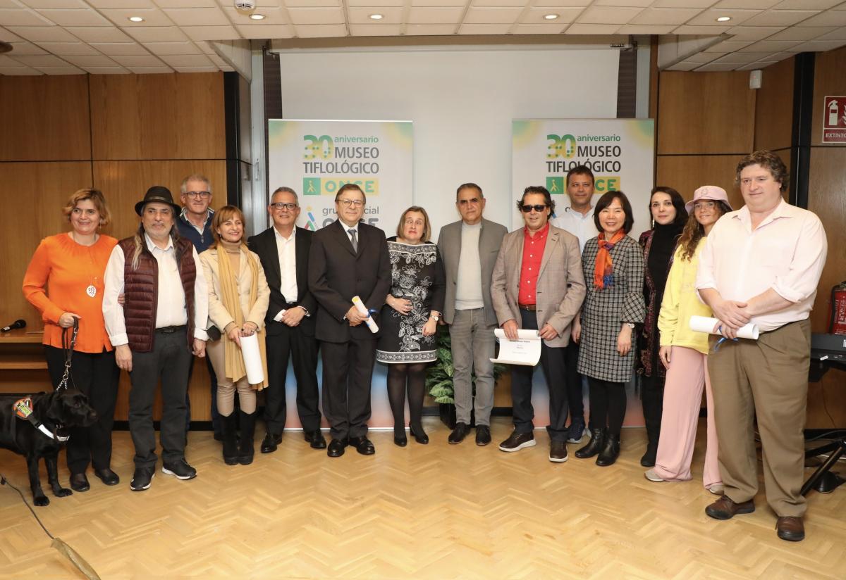 Los ganadores con los representantes de la ONCE