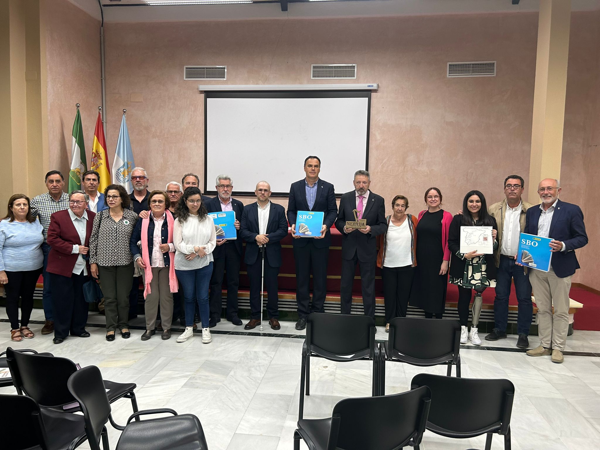 El delegado de la ONCE y el alcalde de Nebrija participaron en el acto de presentación de las obras en braille