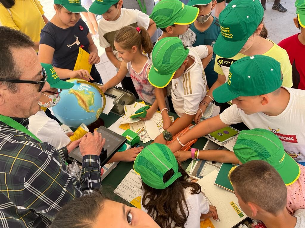 Grupo de niños en la Semana de la ONCE en Carboneras (Almería) el año pasado