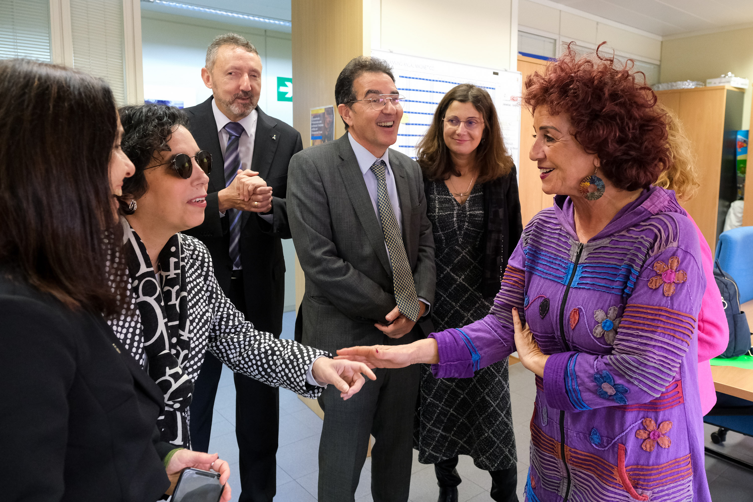 La presidenta del Consejo Territorial, Isabel Viruet, saluda a la profesora de integrada Cristina Ruiz