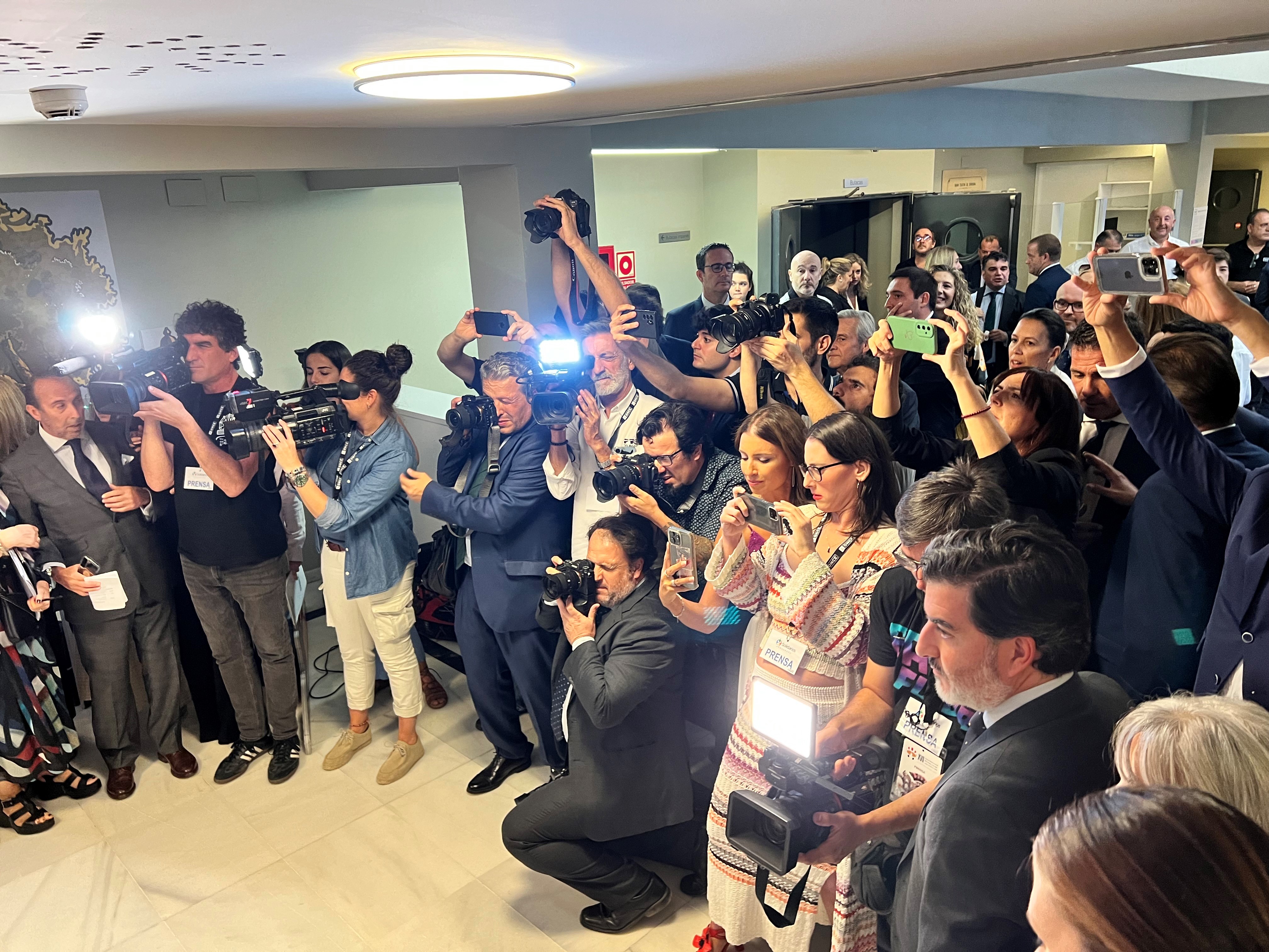 Medios gráficos fotografiando el posado de los premiados y autoridades