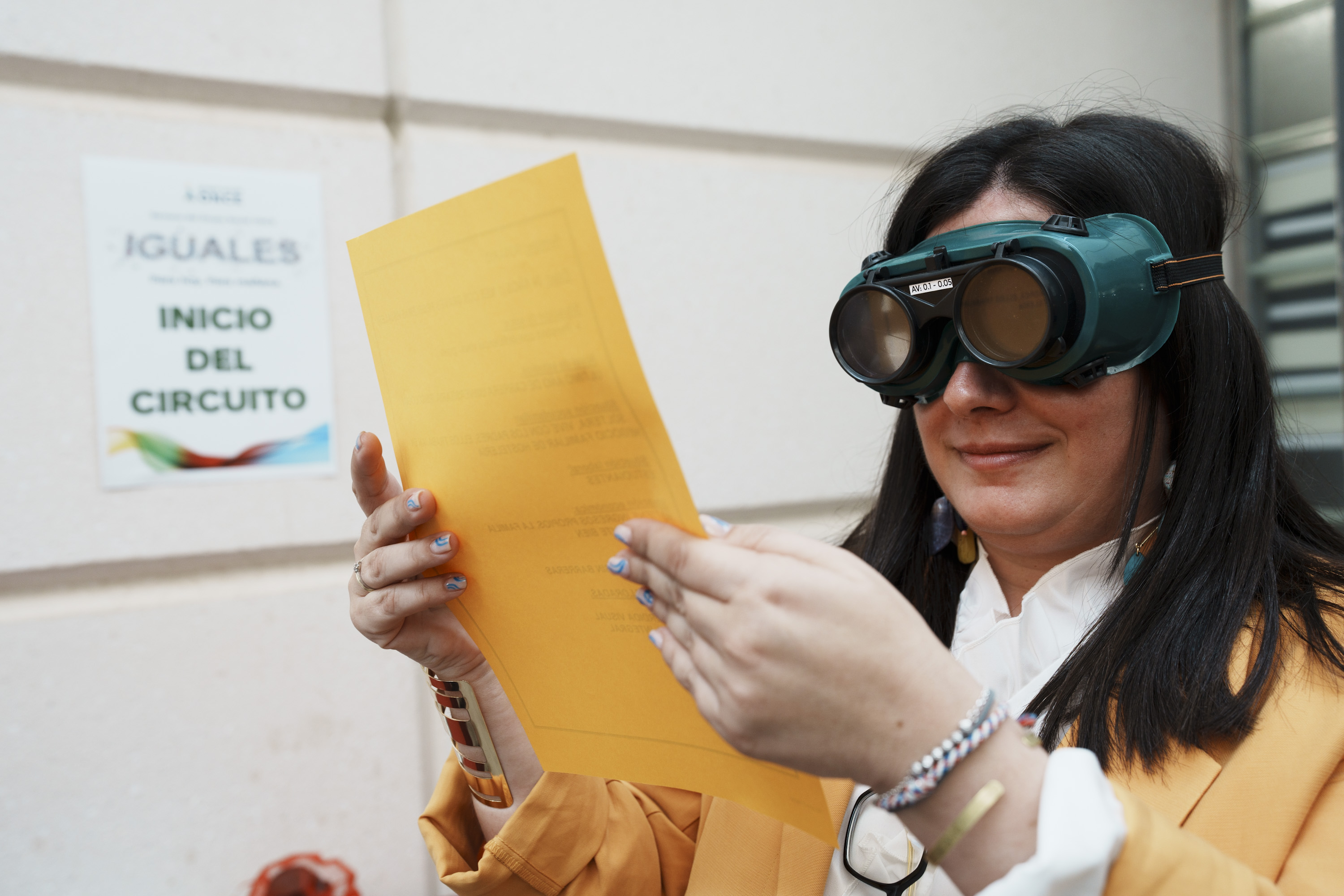 Una mujer con las gafas de simulación tratando de leer una carta