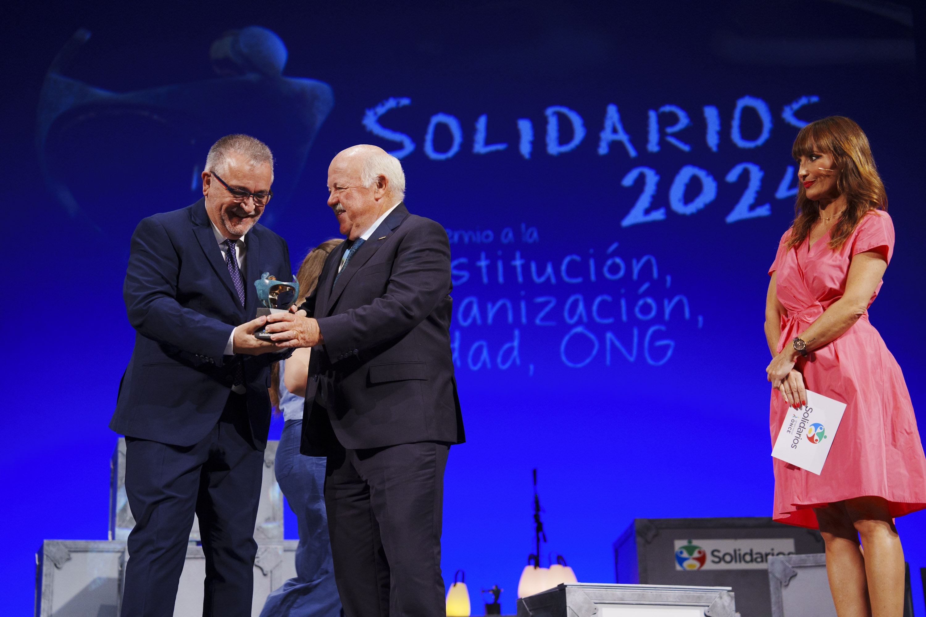 El presidente del Parlamento entrega el premio al superior de la Orden de San Juan de Dios