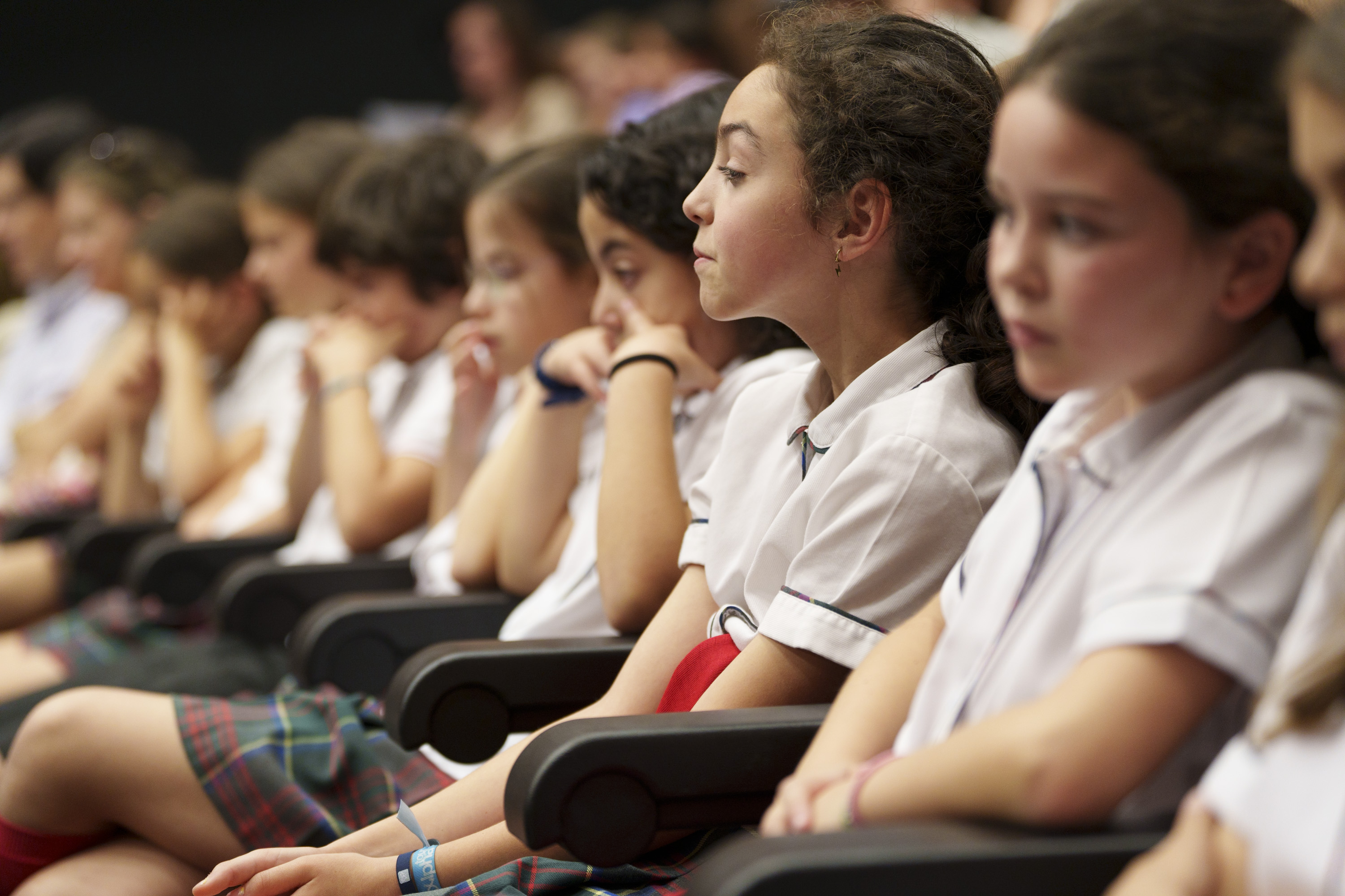 fila de alumnos en el público