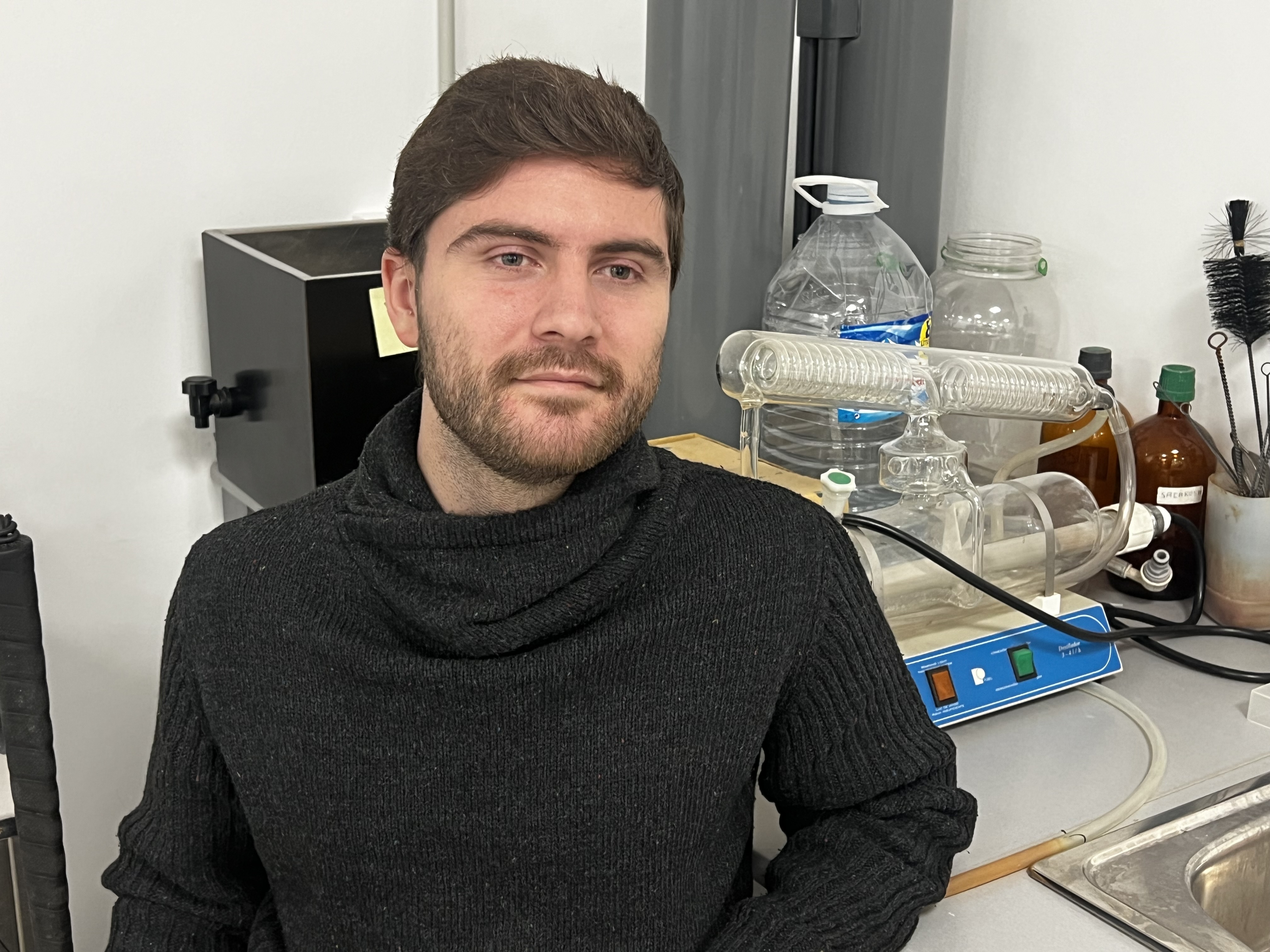 Pablo en un laboratorio de la Facultad de Biología de Granada