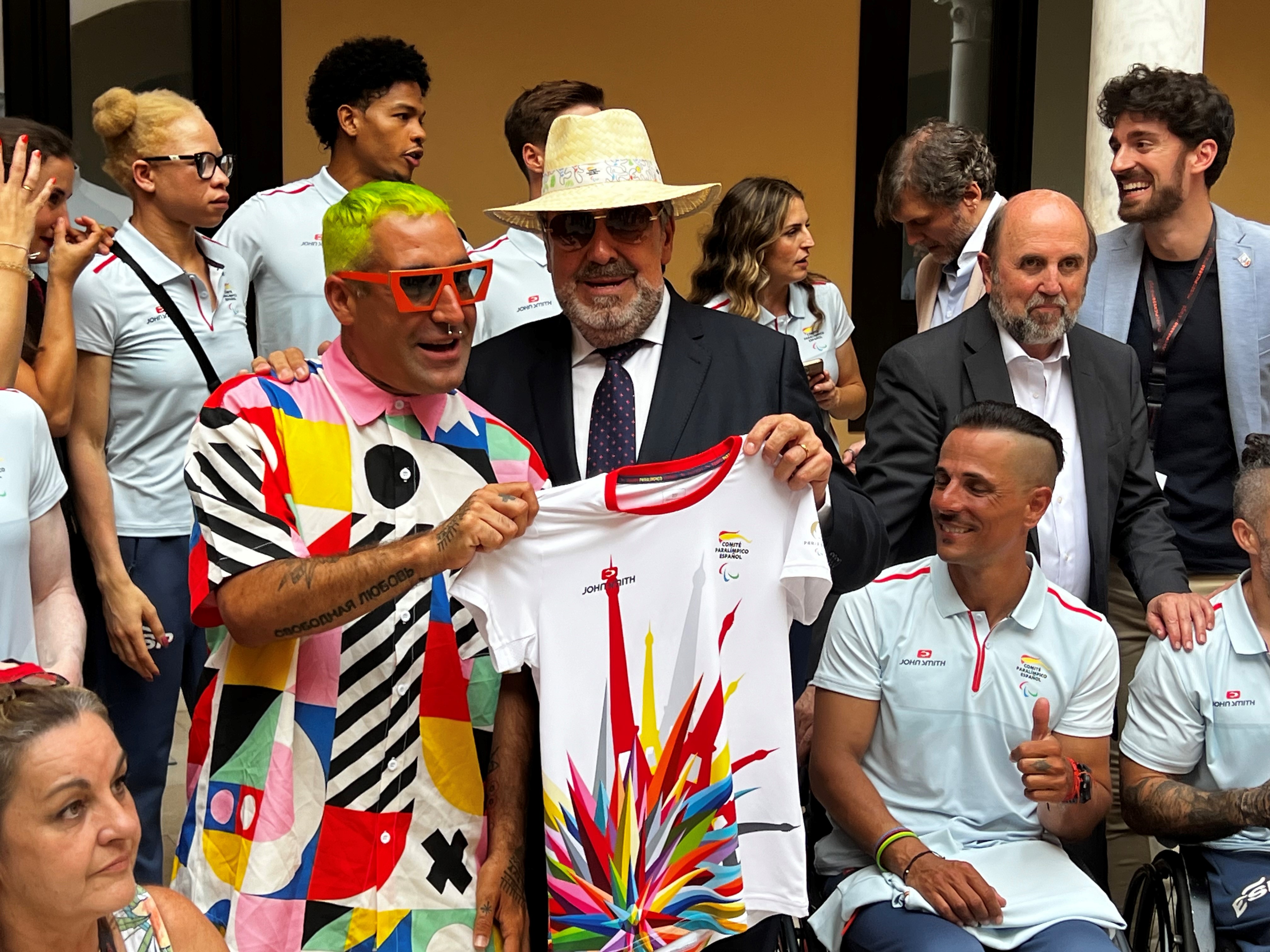 Carballeda con Okuda mostrando la camiseta picassiana que lucirá el equipo español