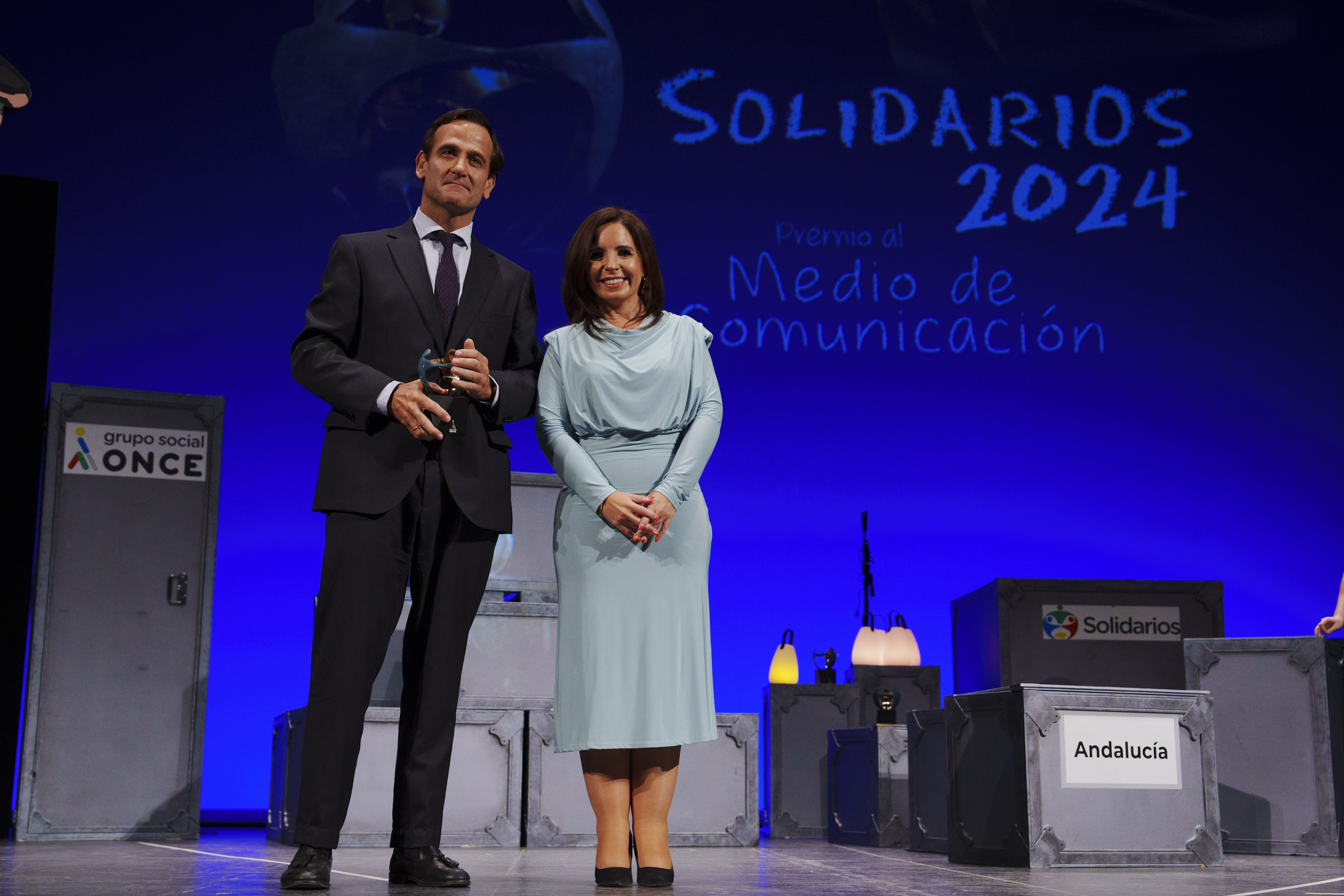 El delegado de Informativos Mediaset Andalucía, Jesús Martínez, recoge el Premio Comunicación de manos de Irene Aguilera