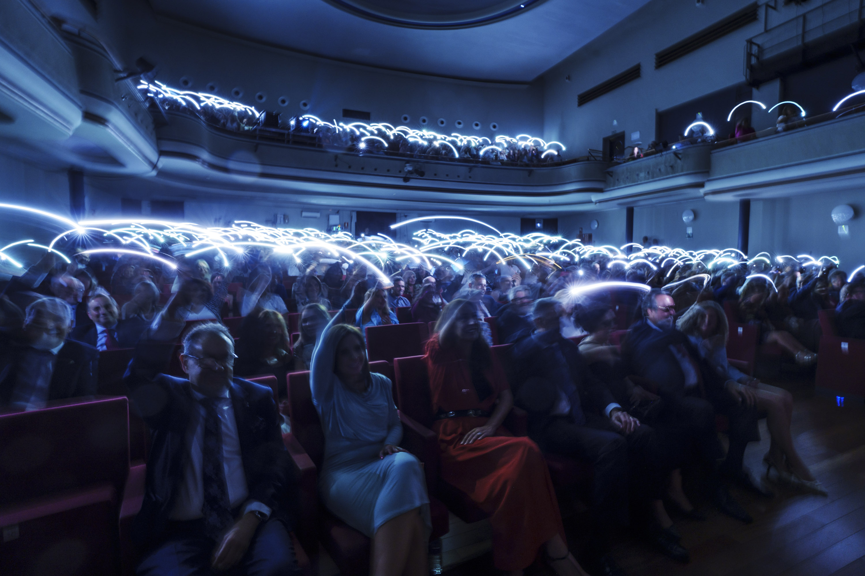 todo el público con las linternas encendidas provocando un efecto visual muy especial y envolvente