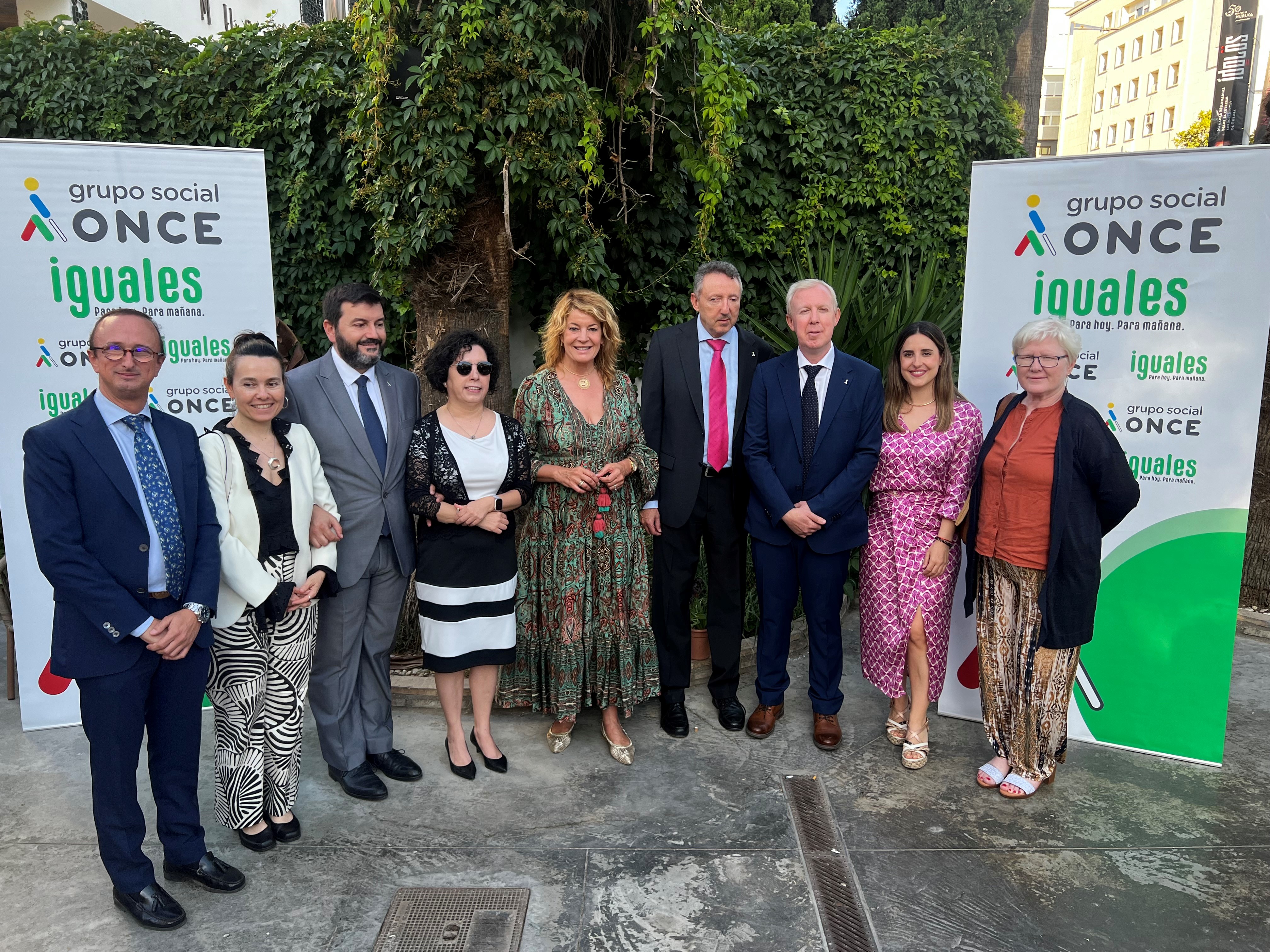 Foto de familia de autoridades tras el acto