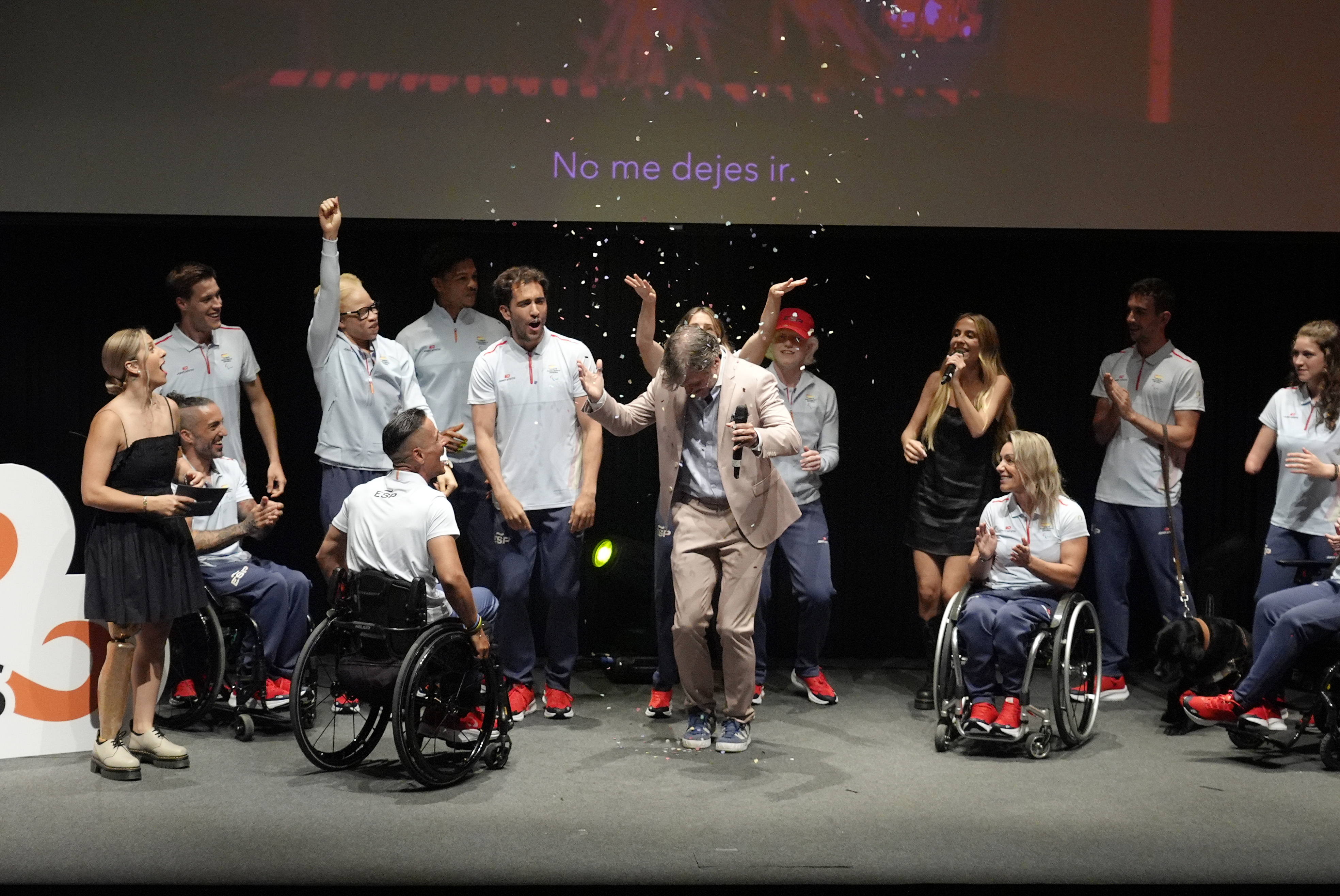 Los paralímpicos bailando en el escenario