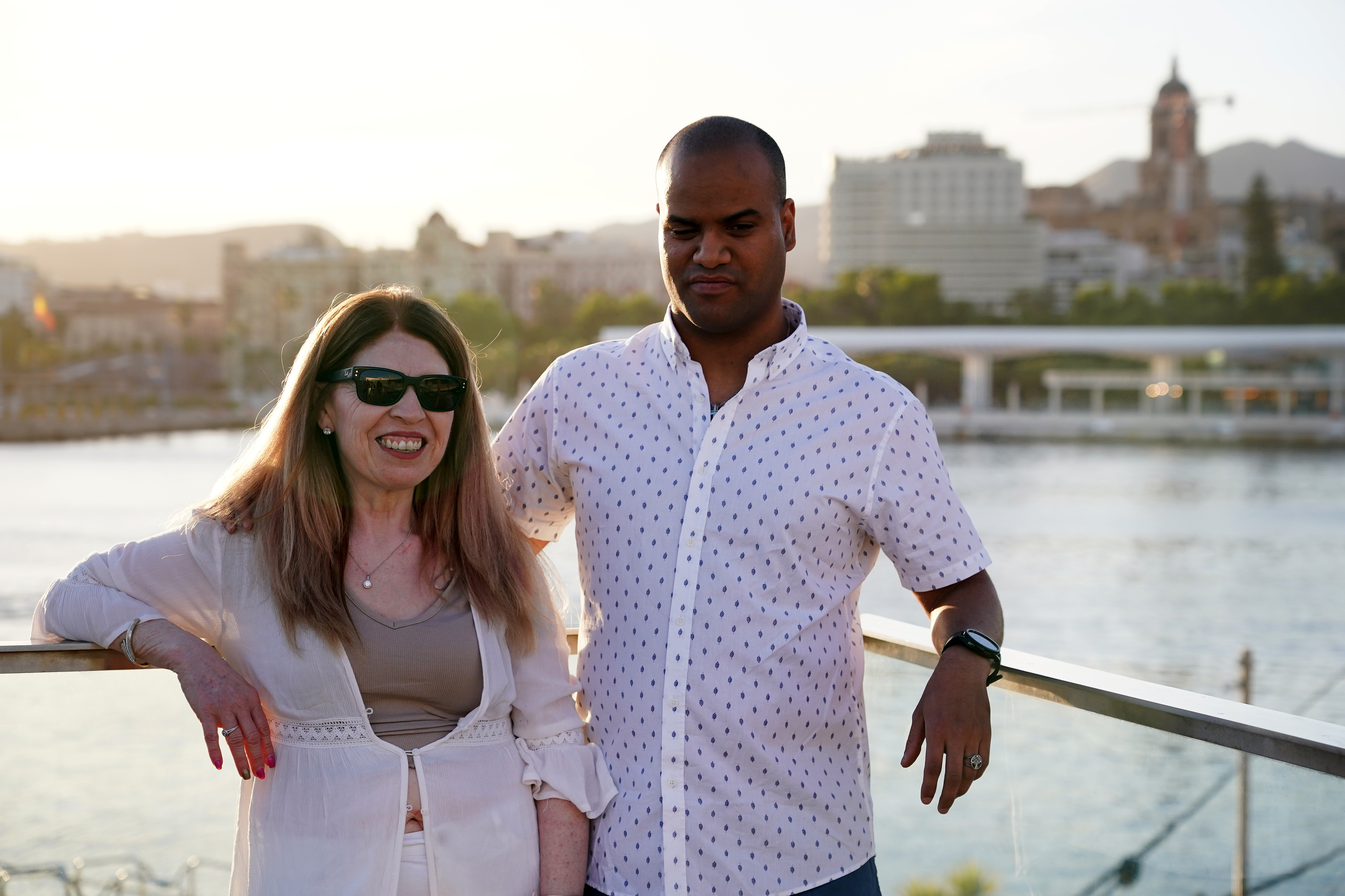 Blanca y Christopher juntos de espaldas al mar de Málaga