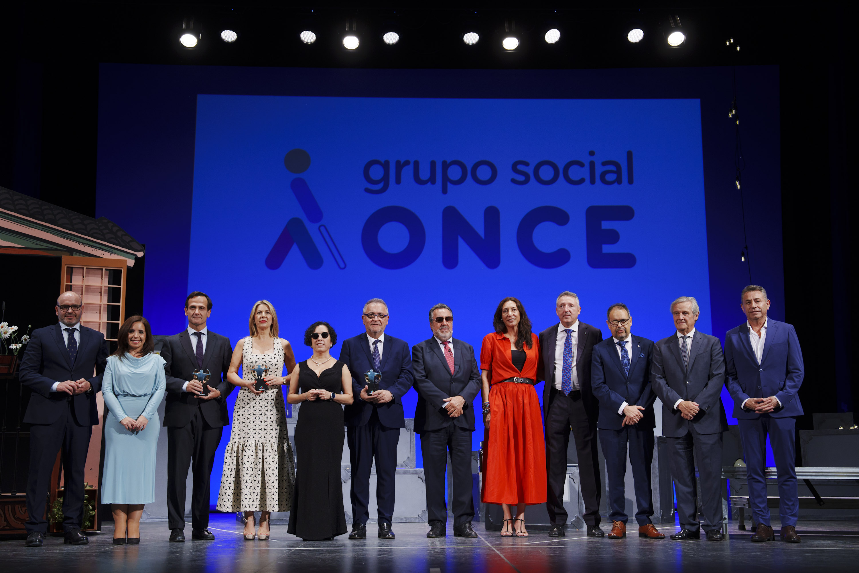 Foto familia de premiados y autoridades