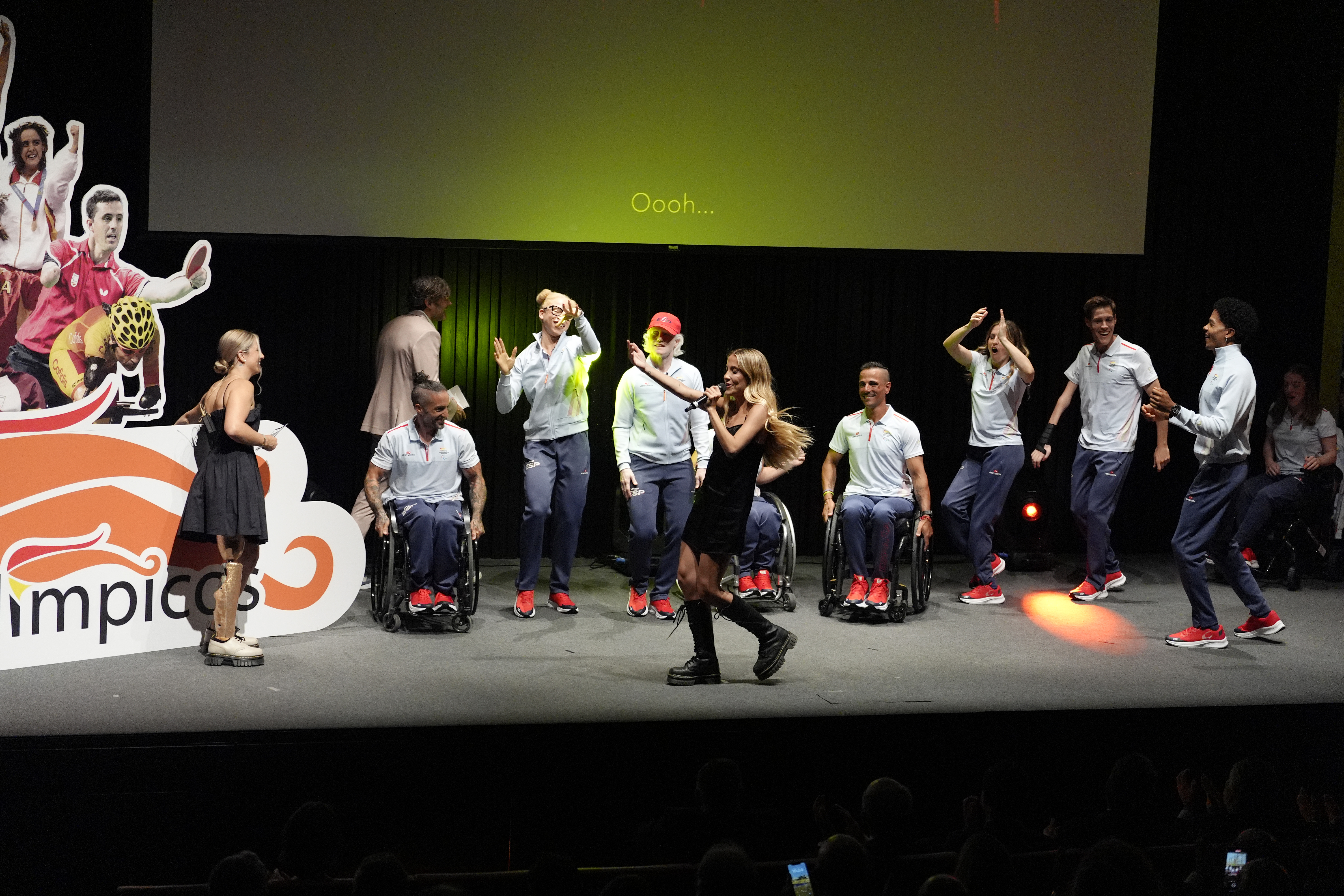 Paula Koops interpreta 'Ganar dos veces' mientras los deportistas bailan durante la presentación en el Museo Picasso de Málaga de la equipación oficial del Equipo Paralímpico Español para los Juegos de París 2024