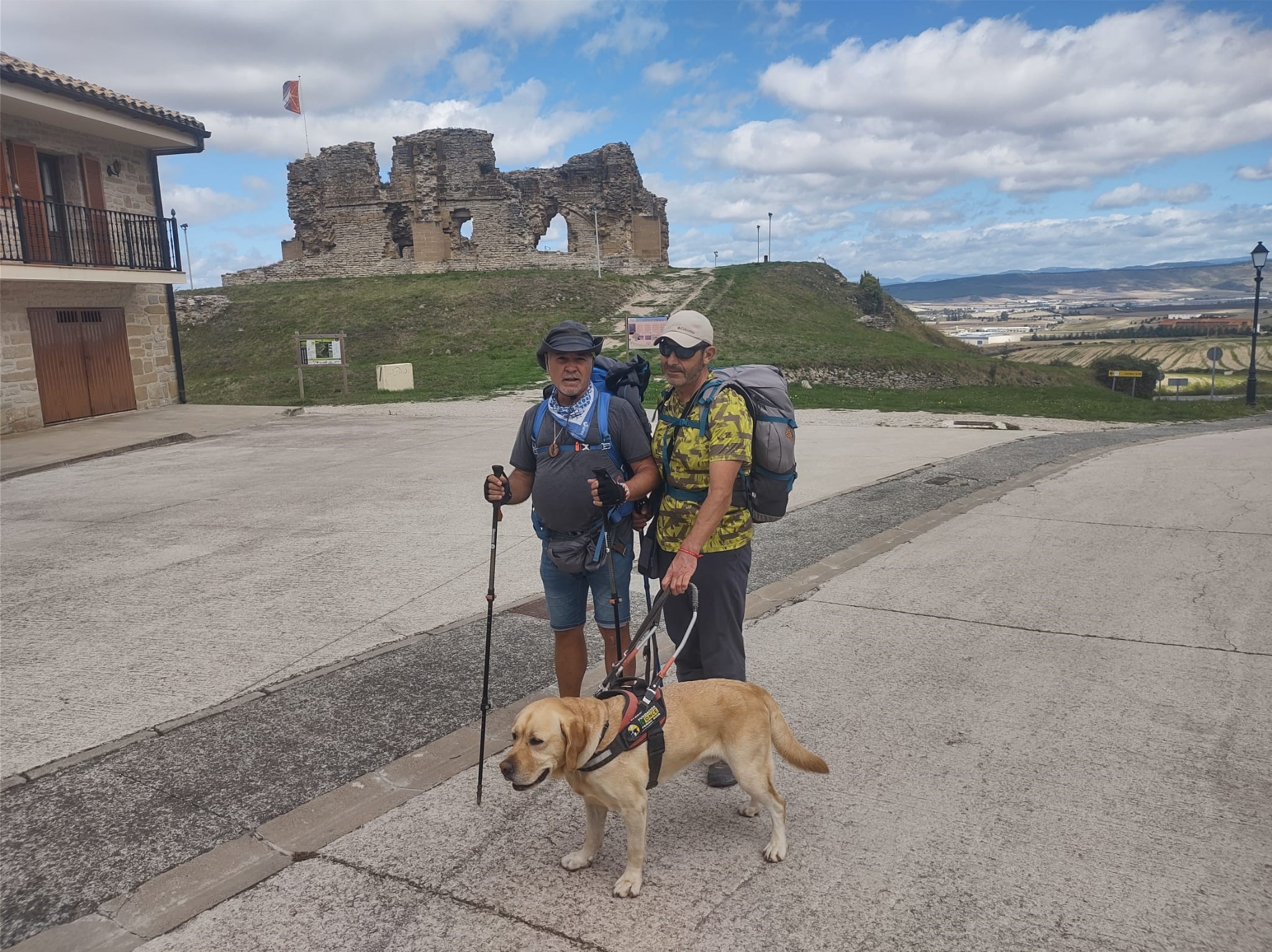 Los dos peregrinos andando en una de sus etapas