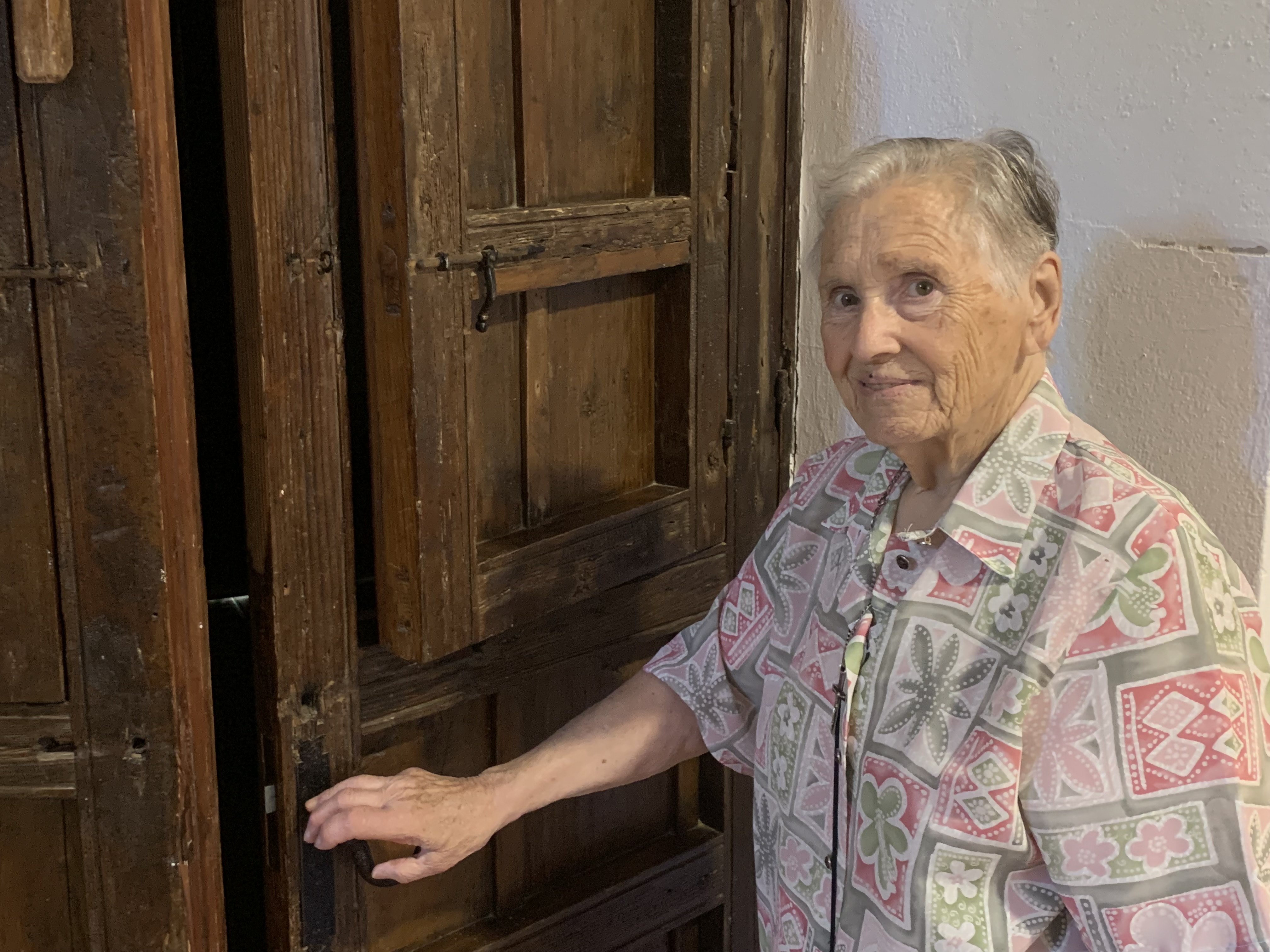 María Cristina junto a una puerta antigua de la residencia