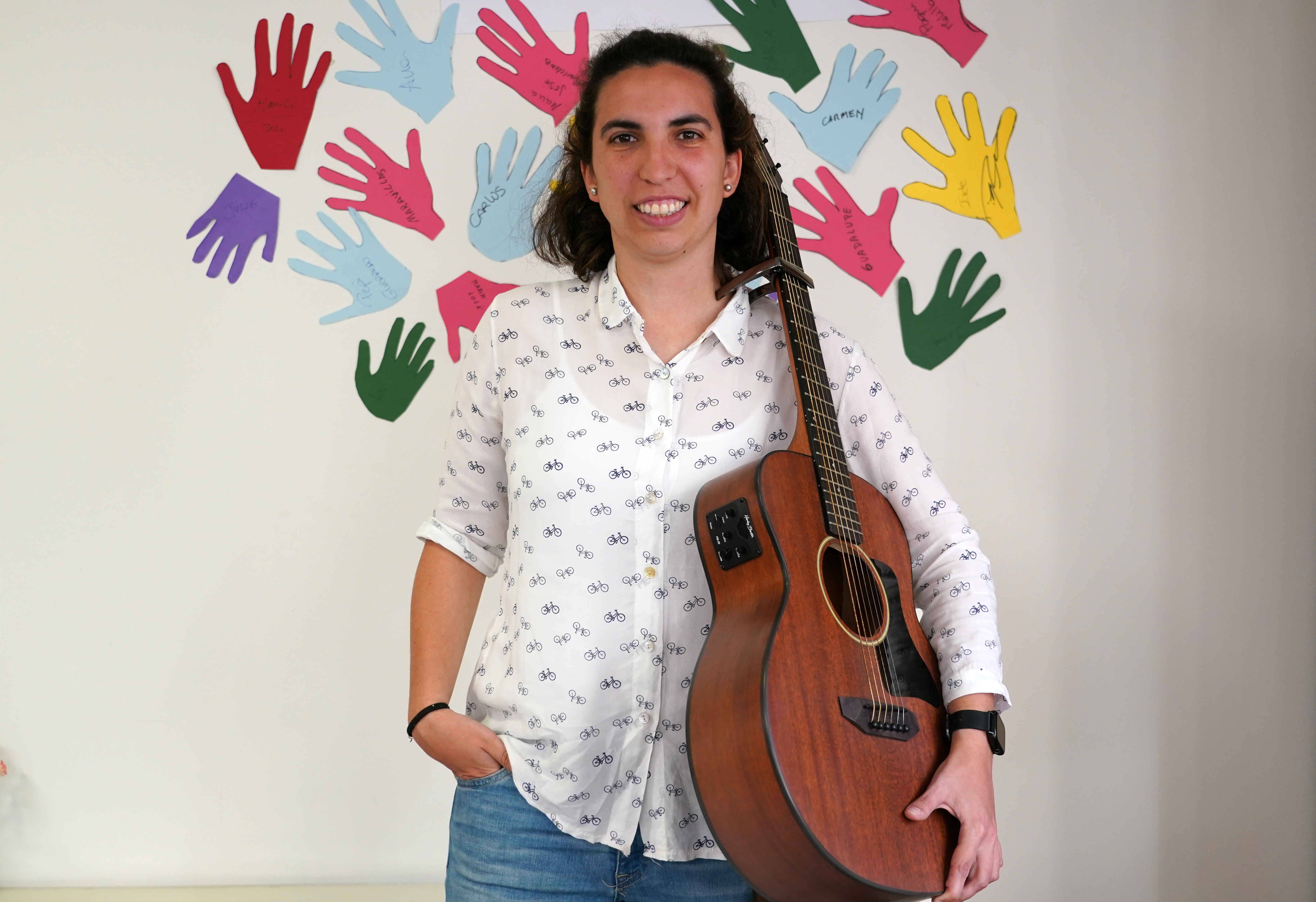 María Gómez con su guitarra