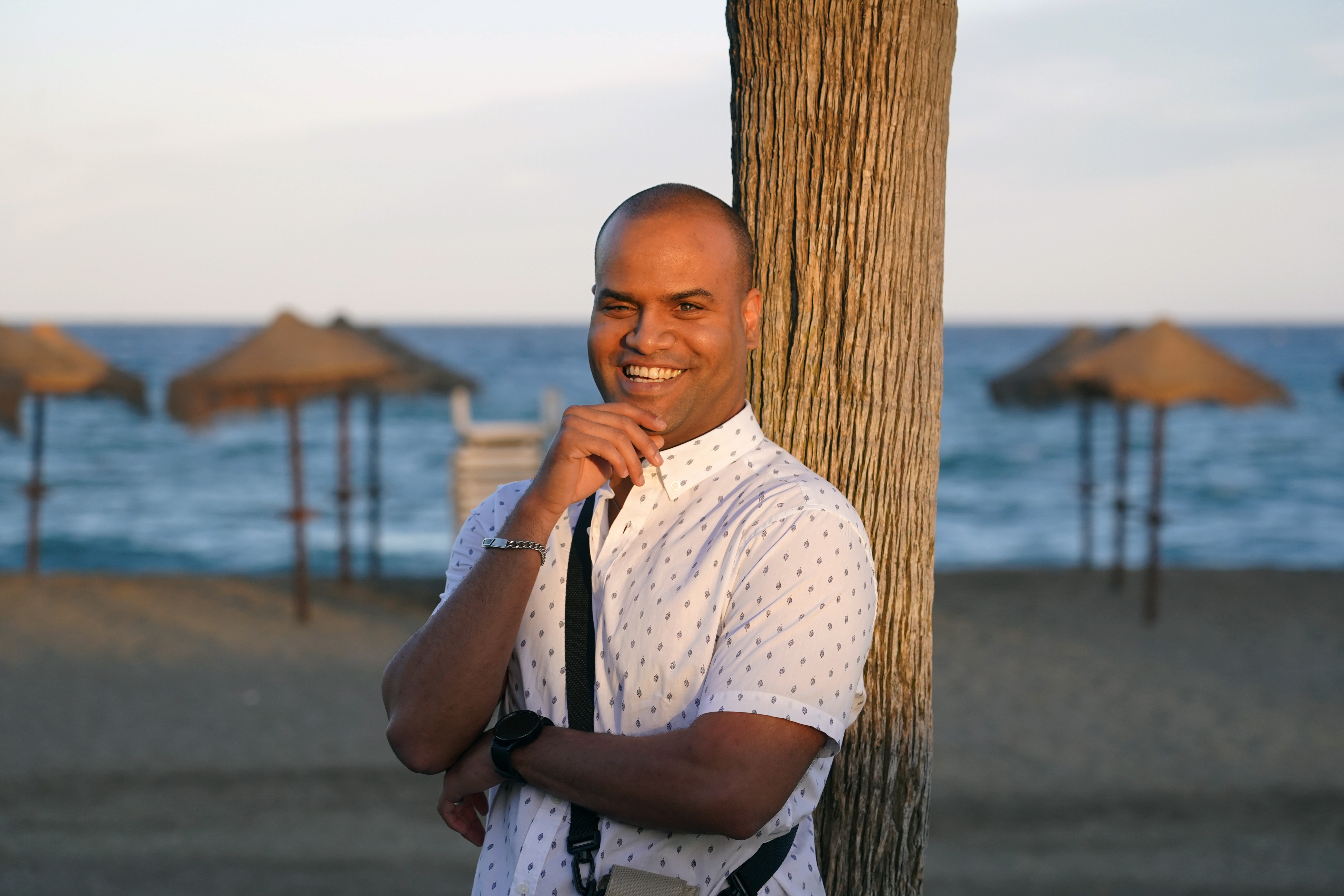 Christopher Bravo sonriente en la playa