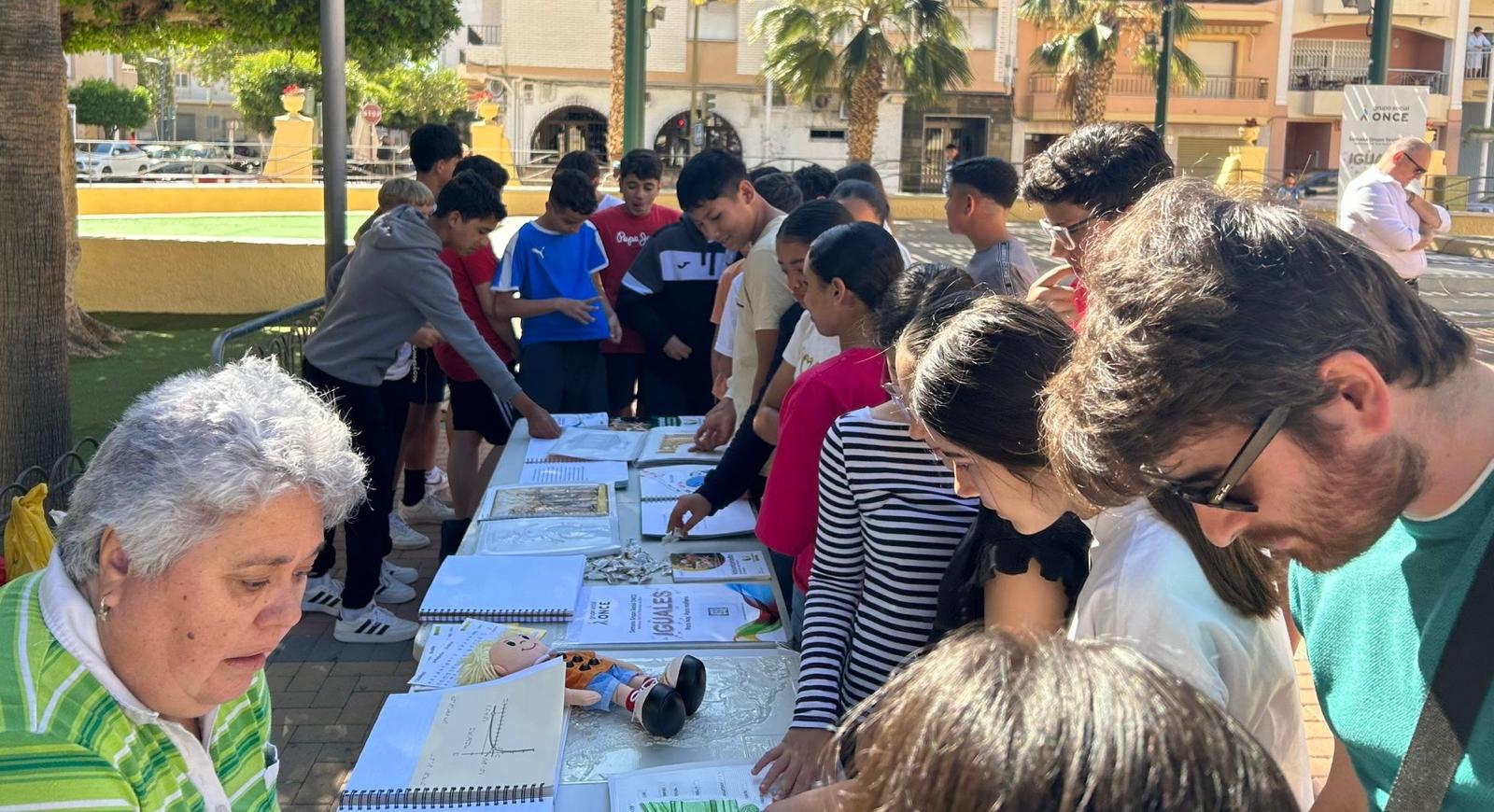 Jovenes participando en la actividad 'Cuevas de Almanzora más inclusiva' '.