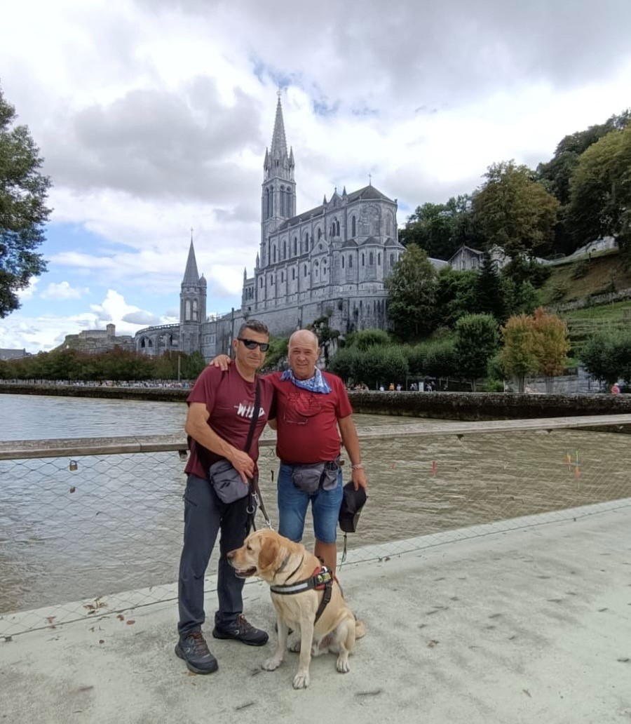 Posado en Lourdes con el Santuario de fondo