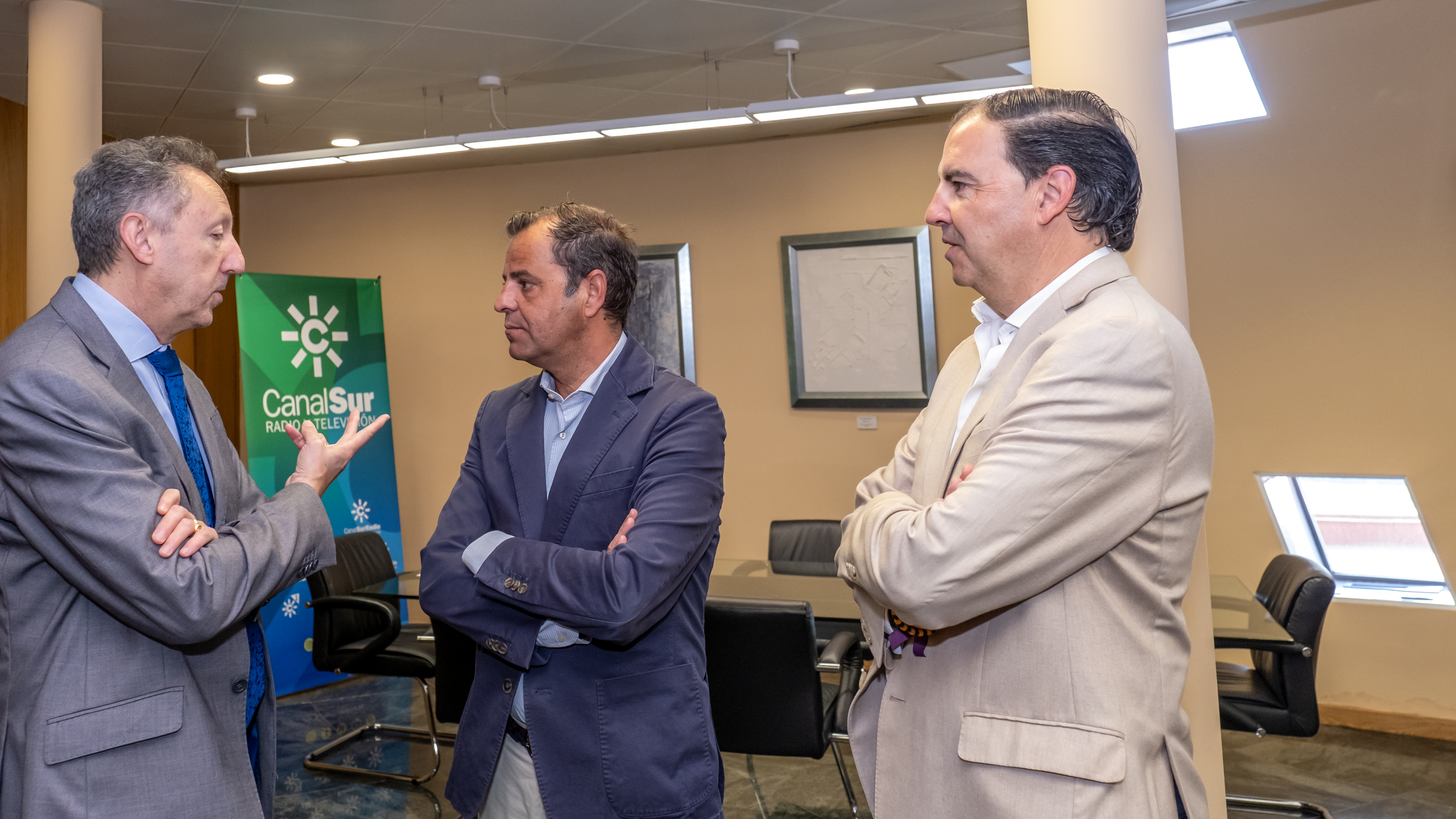 Cristóbal Martínez, Juande Mellado y Juan Vargas conversan tras la firma