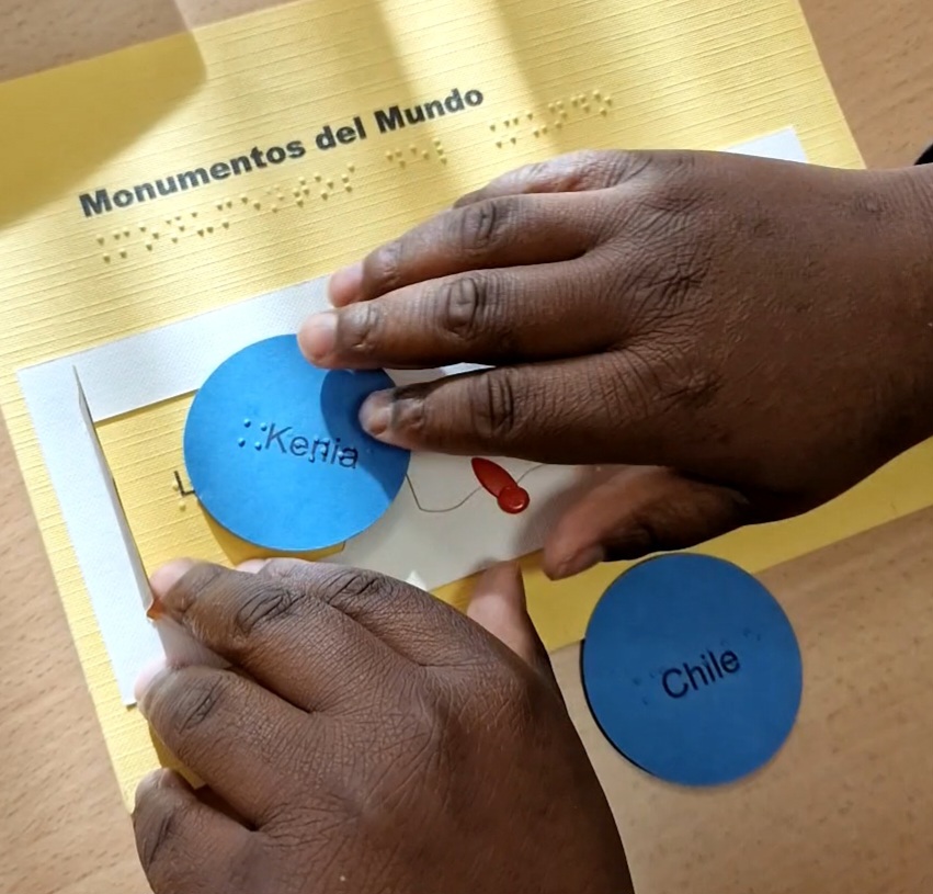 Las manos de Gloriuos leyendo braille