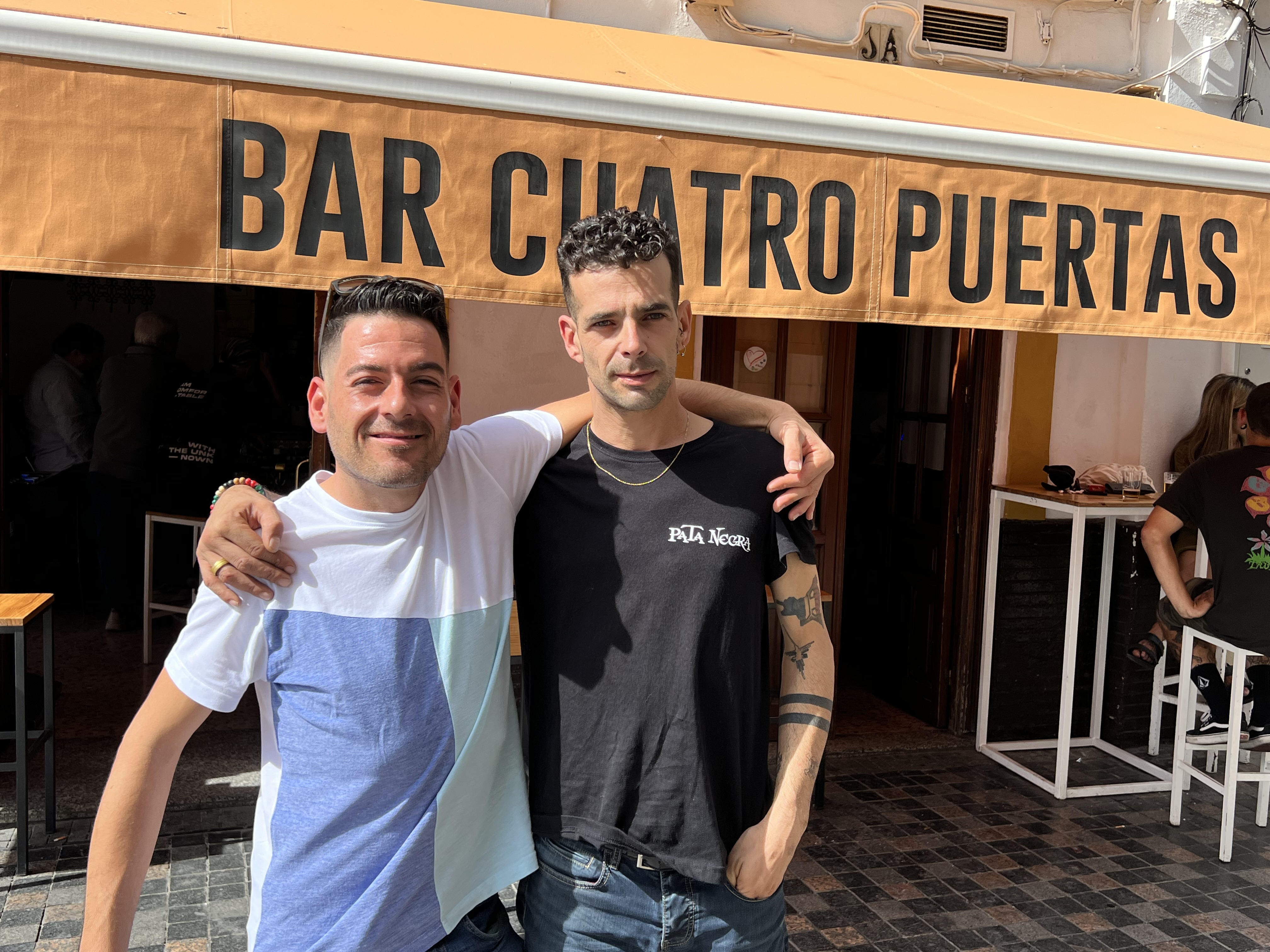 Javier con su amigo Sevi en la puerta del Bar Cuatro Puertas de Écija