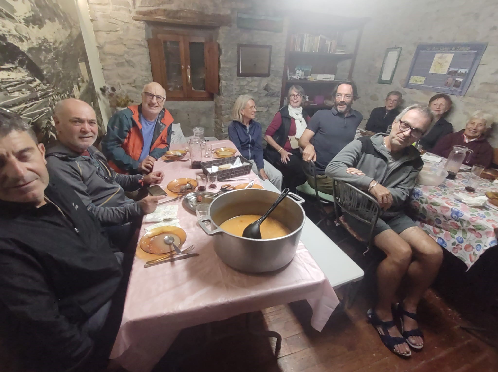 Cena comunitaria en el Albergue de Arrés