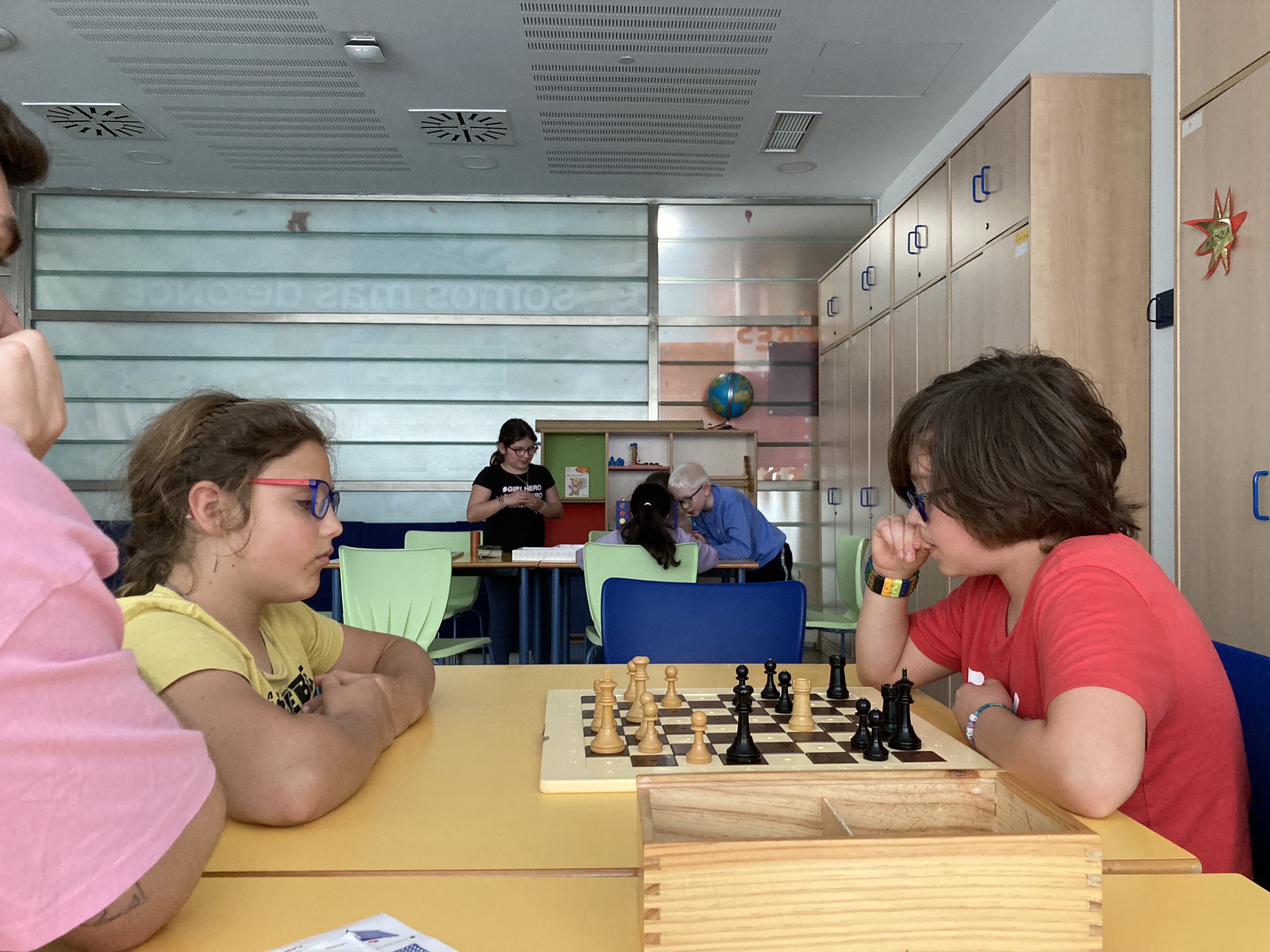 Alumnos jugando al ajedrez en un momento de ocio