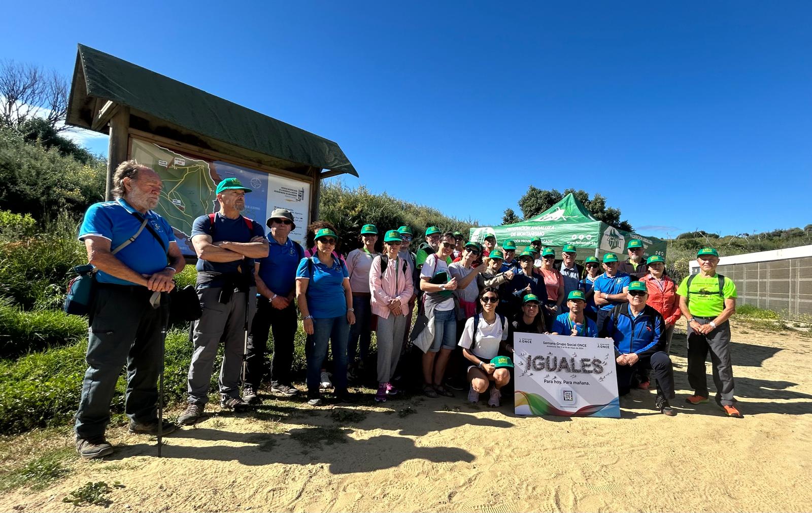 Foto de familia de los participantes en la ruta de senderismo en Algeciras