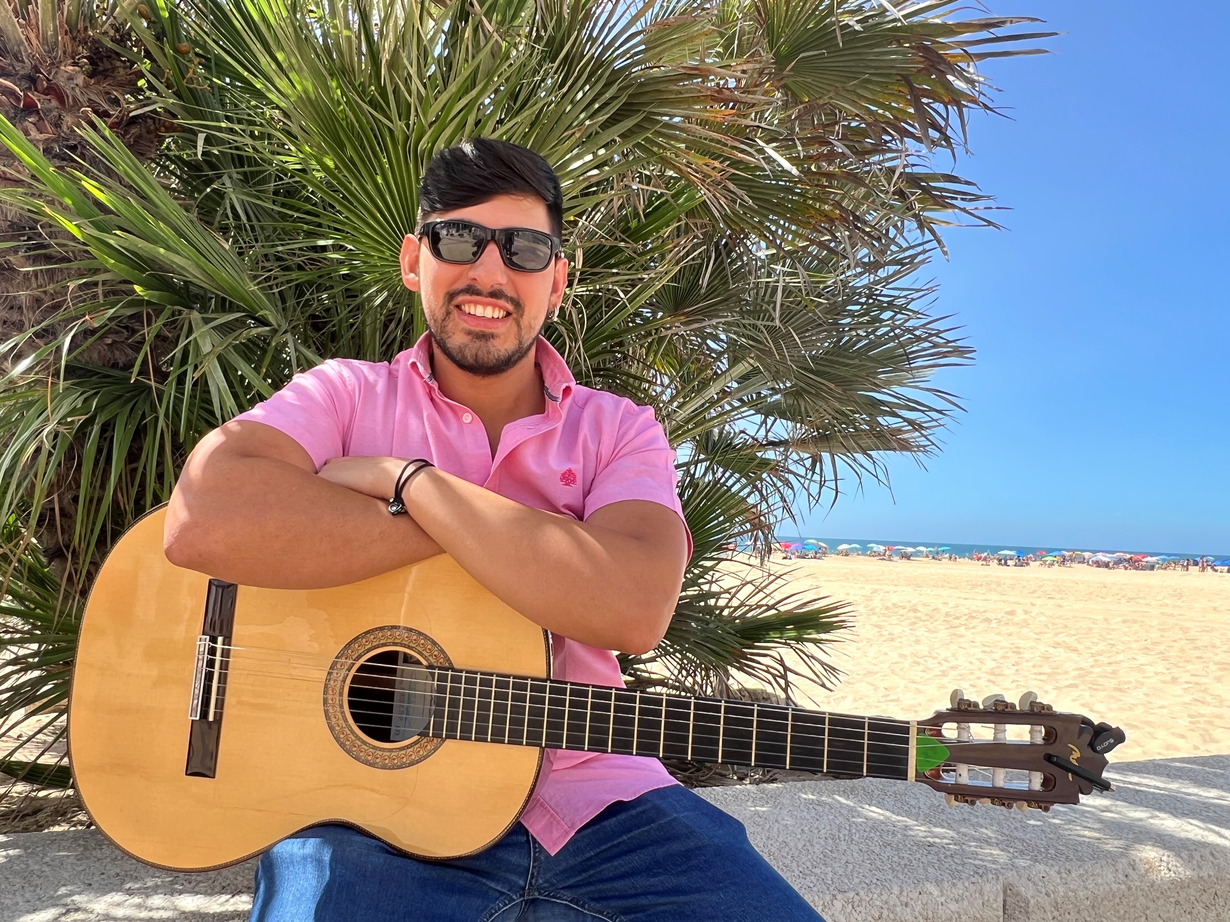 Antonio Mateos con su guitarra en el Paseo Marítimo de Rota